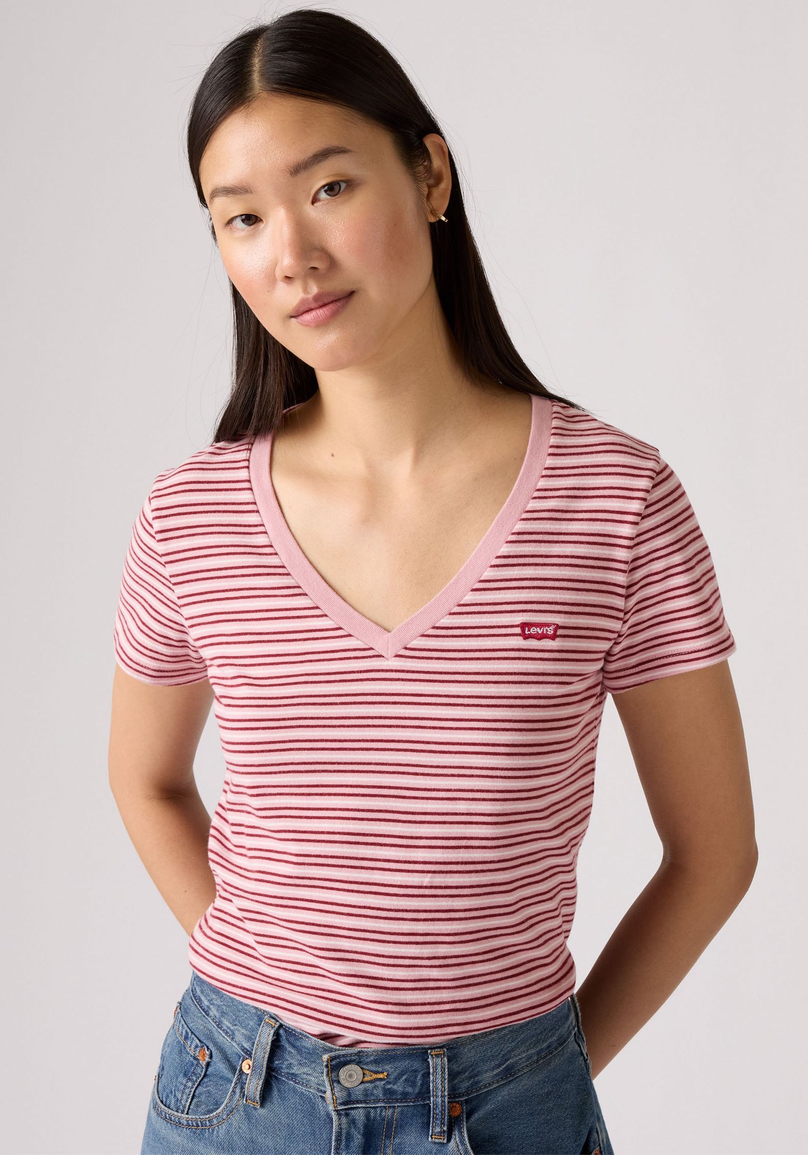 Levi's® V-Shirt »PERFECT VNECK«, mit Mini-Batwing-Logostickerei
