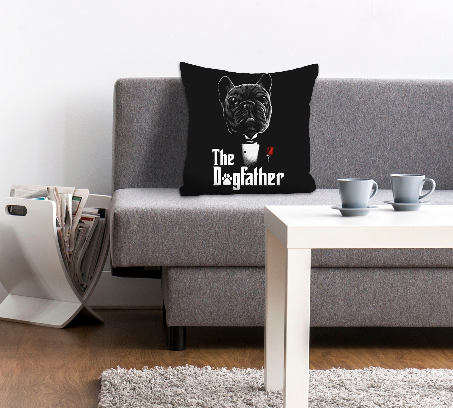 queence "THE DOGFATHER" mit einem Mops im Anzug