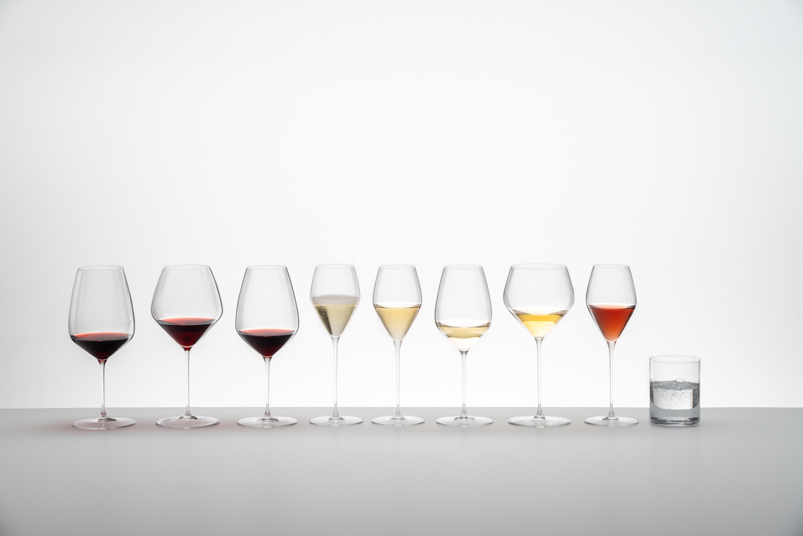 RIEDEL THE WINE GLASS COMPANY Weißweinglas »Riesling Gläser + Poliertuch Veloce 570 ml 2er Set transparent«