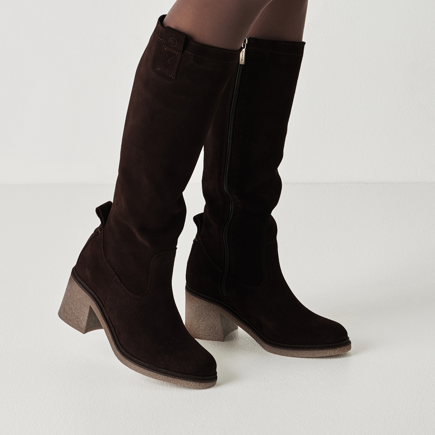 Tamaris Stiefel  Blockabsatz, Langschaftstiefel mit dekorativen Ziernähten und T-Logo