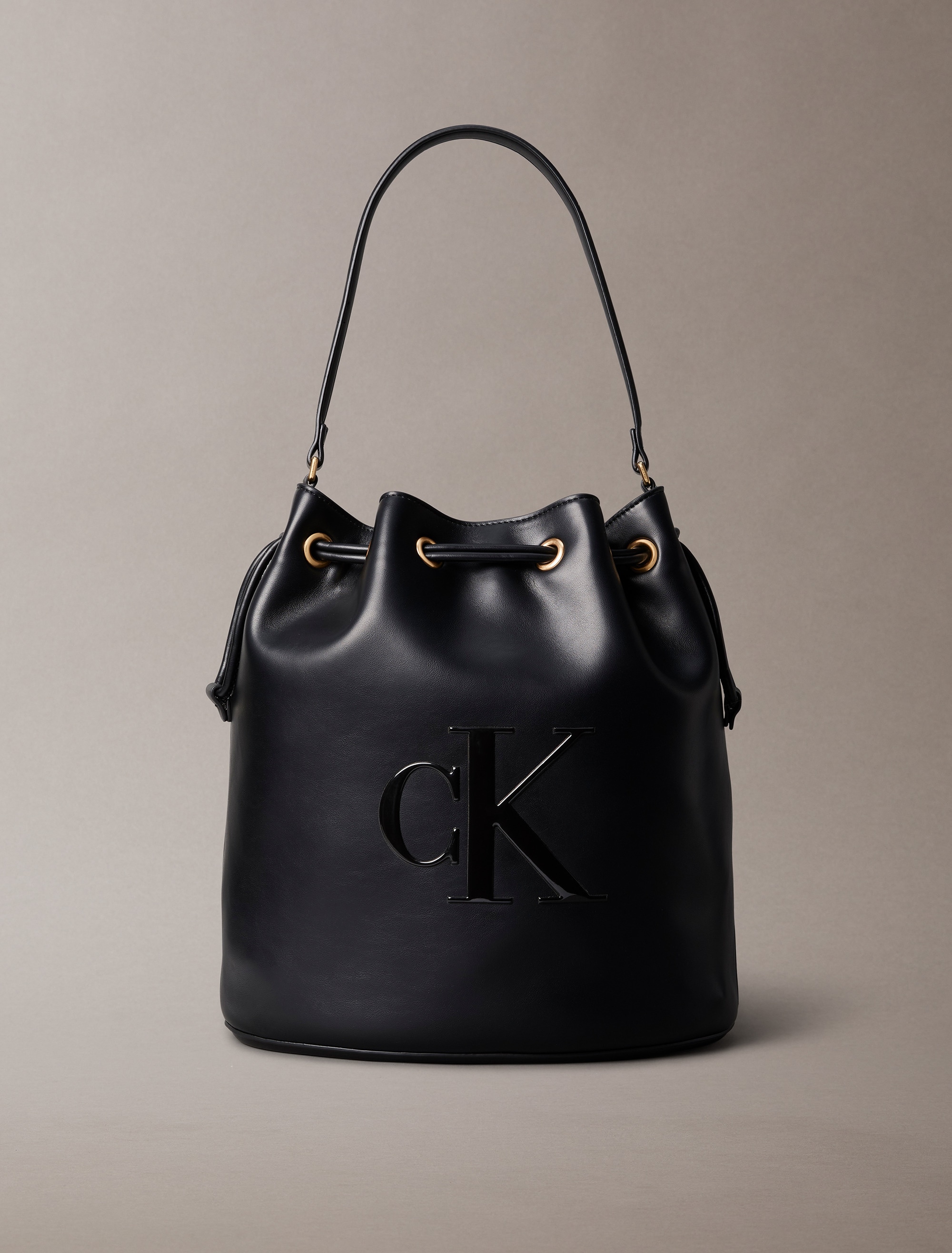 Calvin Klein Beuteltasche »RAISED CK LARGE BUCKET BAG«, Henkeltasche, Damen Handtasche mit großem CK-Logo