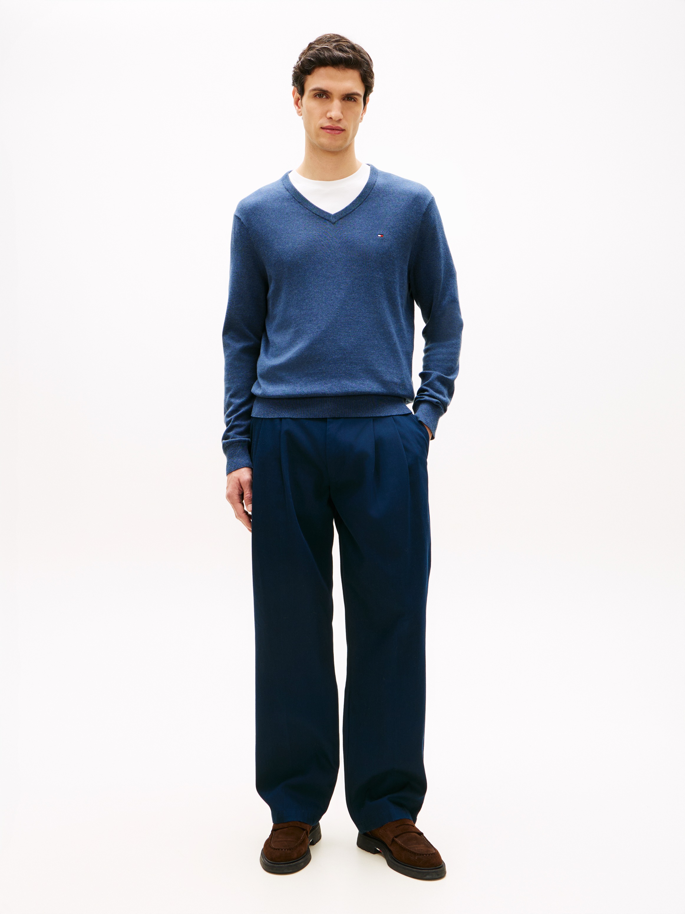 Thumbnail - Tommy Hilfiger Strickpullover "ESSENTIAL COTTON V NECK mit V-Ausschnitt und Stickerei" unifarben, casual, regular fit, B...