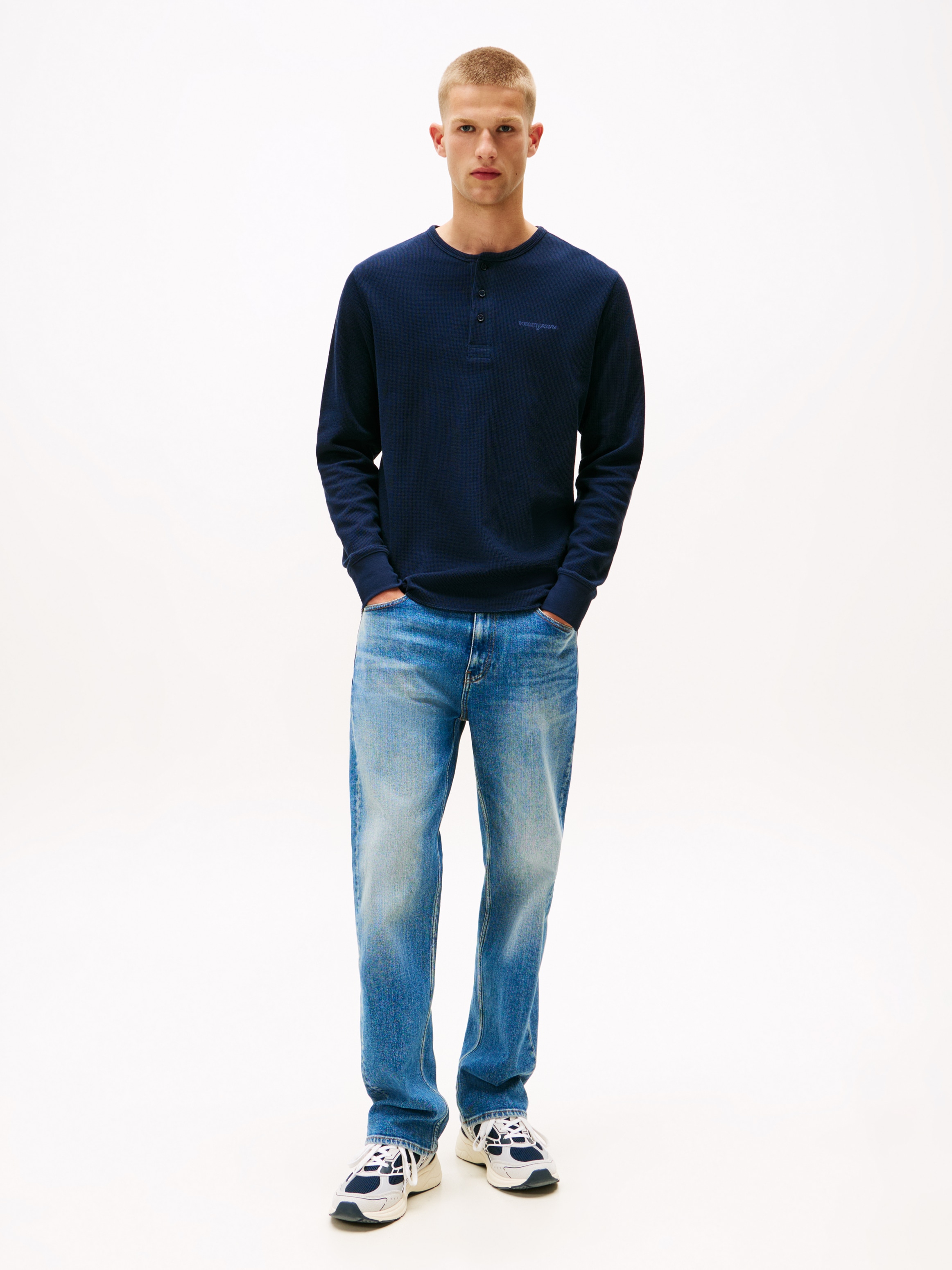 Tommy Jeans Henleyshirt »TJM WAFFLE SCRIPT HENLEY«, Rundhals, slim fit, mit feiner Struktur