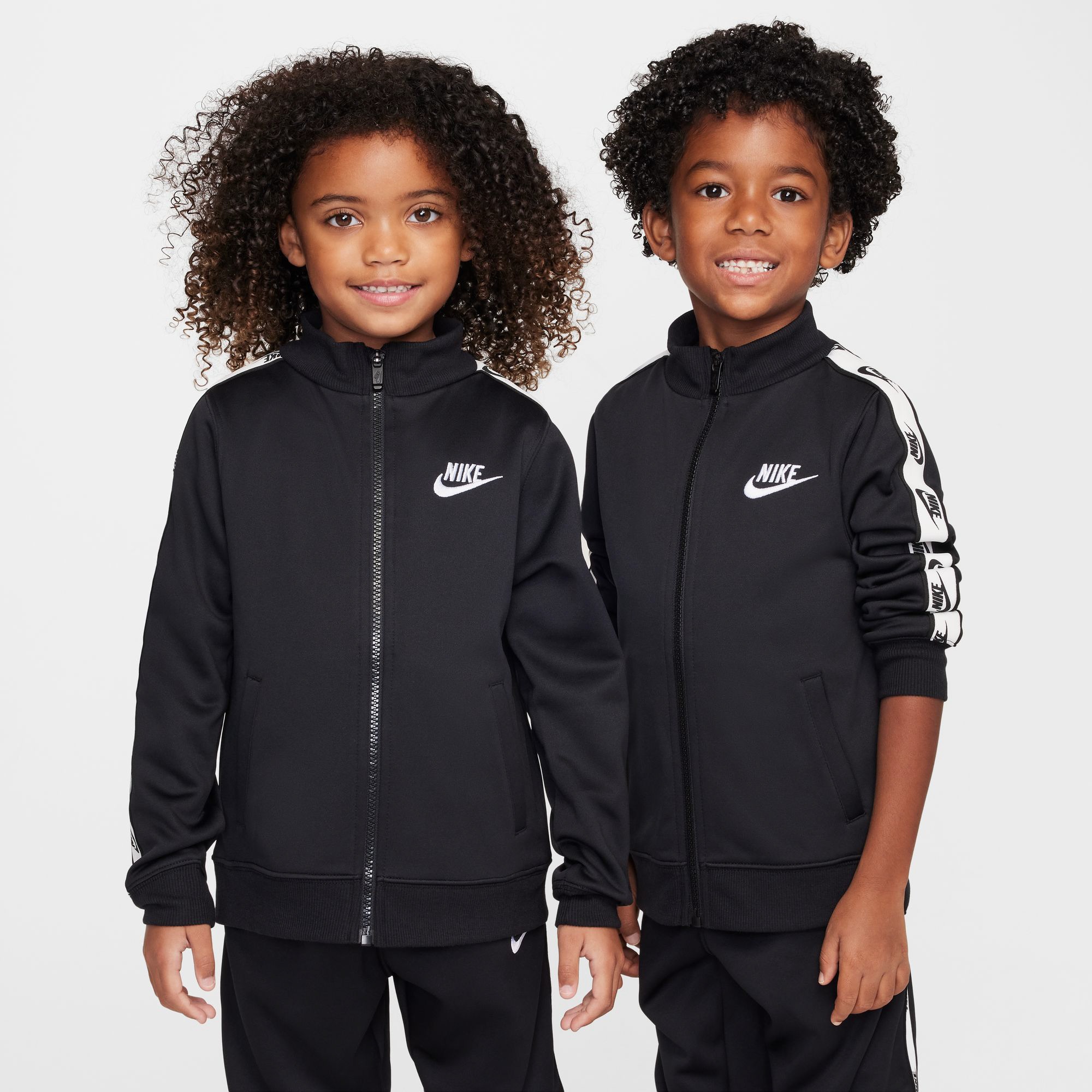 Nike Sportswear Trainingsanzug »NKN FULL ZIP SET WITH LOGO TAP« 2 tlg. für Kinder, sportlicher Stil