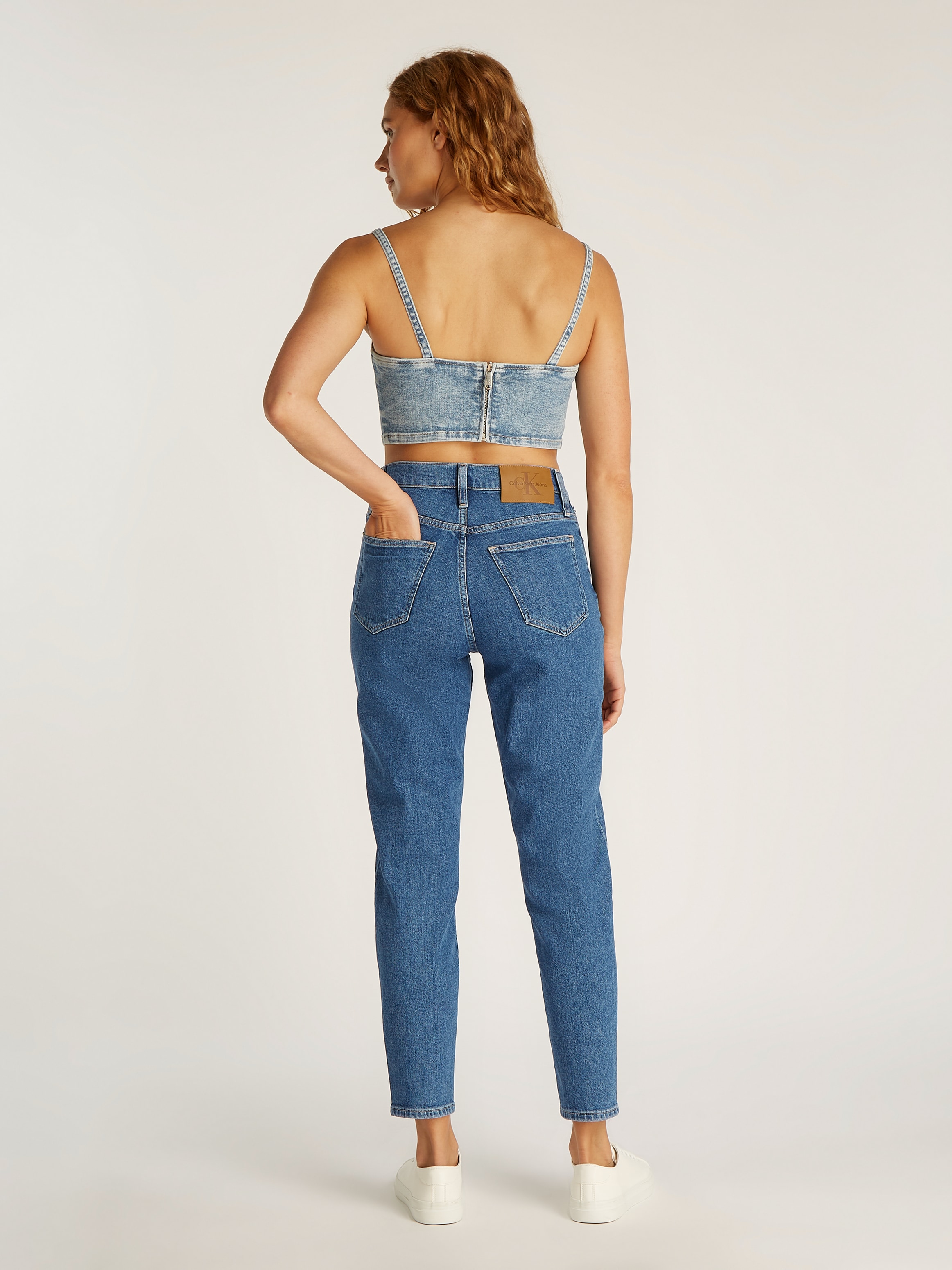 Calvin Klein Jeans Mom-Jeans »MOM JEAN«, mit Logo-Badge