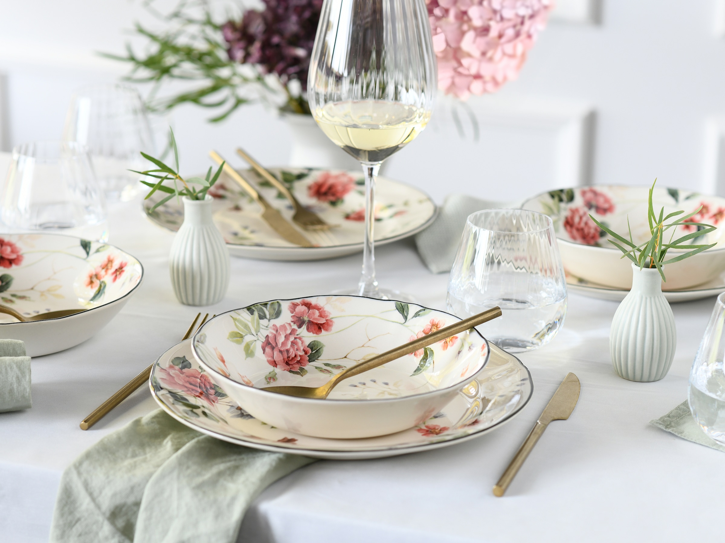 CreaTable Tafelservice »Priscilla Bunt, Service, Teller-Set, 12-tlg.« Ausdrucksstarkes Relief, Rosendekor, hochwertiger Scherben