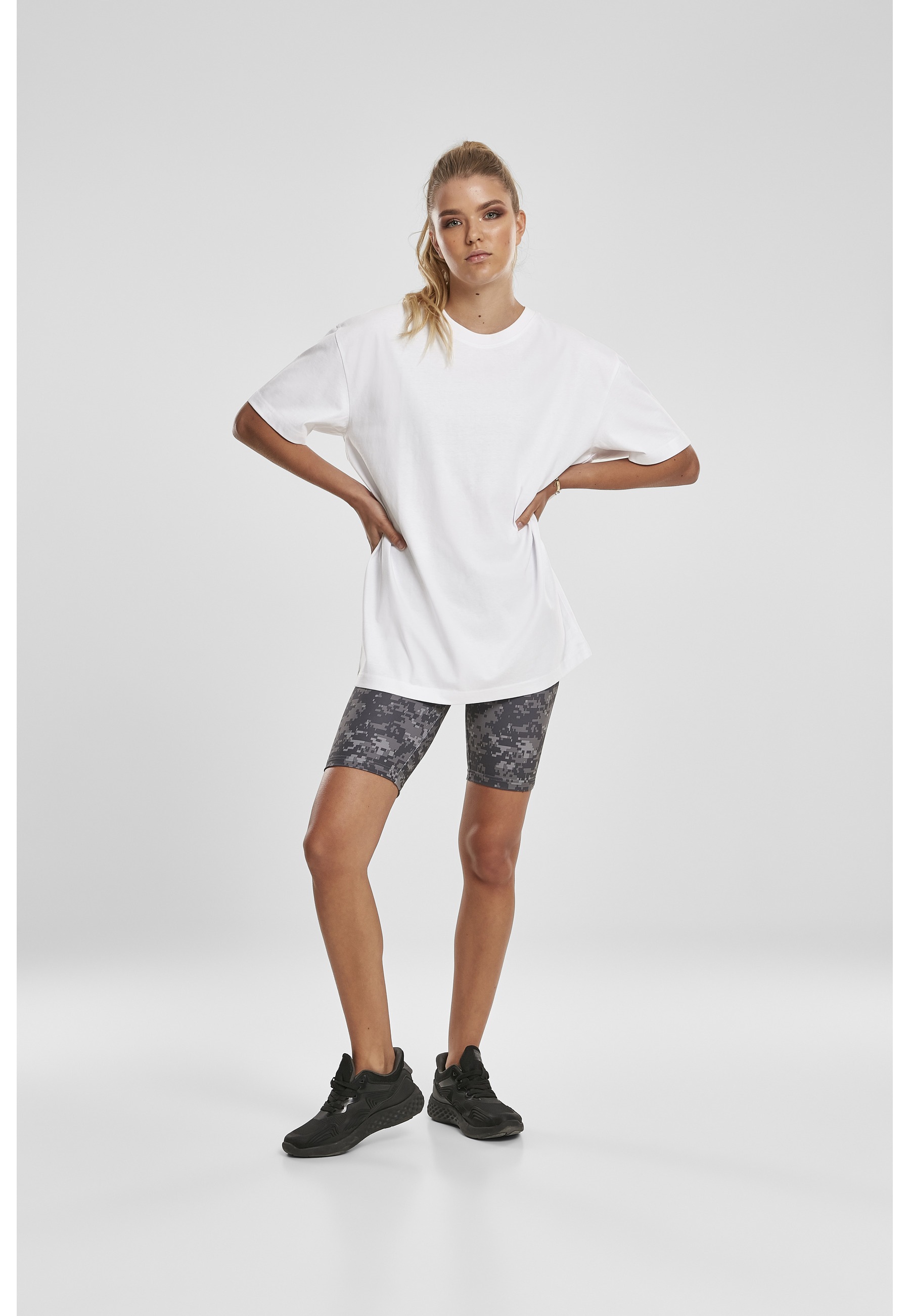 URBAN CLASSICS Stoffhose »Urban Classics Damen Ladies High Waist Camo Tech Cycle Shorts«