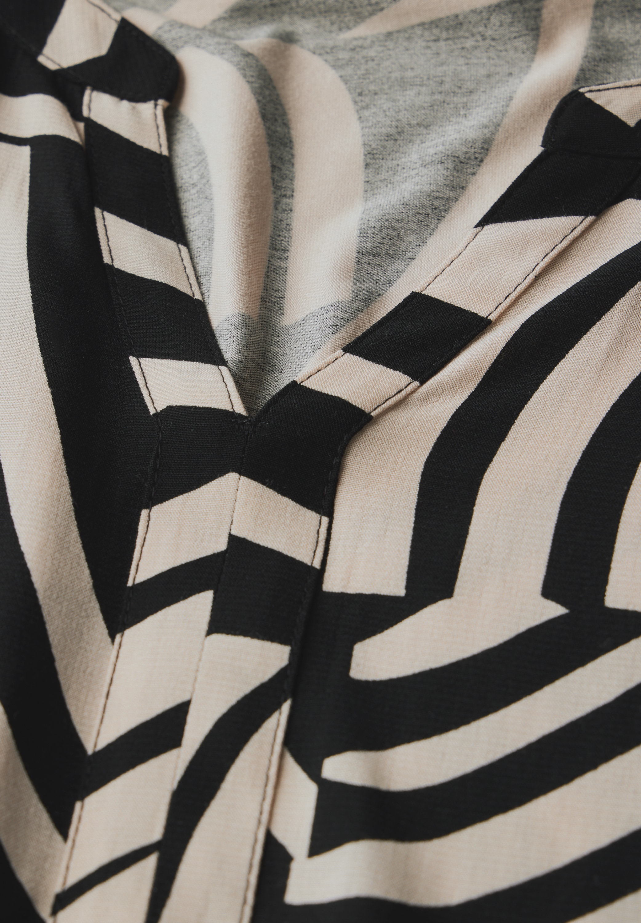 STREET ONE Langarmshirt, mit geschlitztem Rundhalsausschnitt