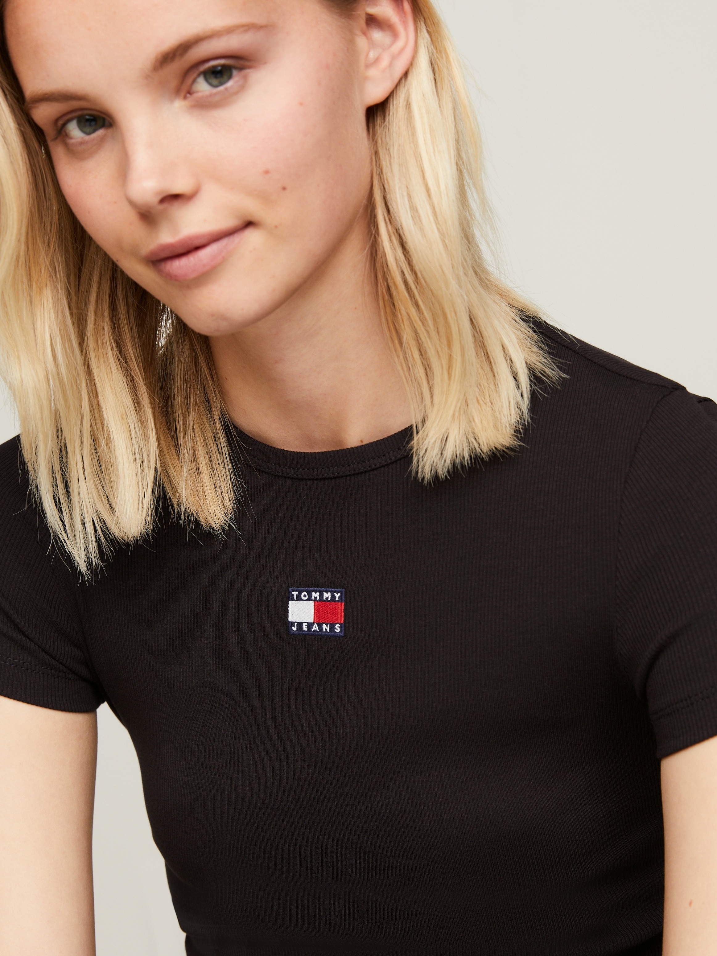 Tommy Jeans Rundhalsshirt »TJW SLIM BADGE RIB TEE«, mit Tommy Jeans Logo-Stickerei