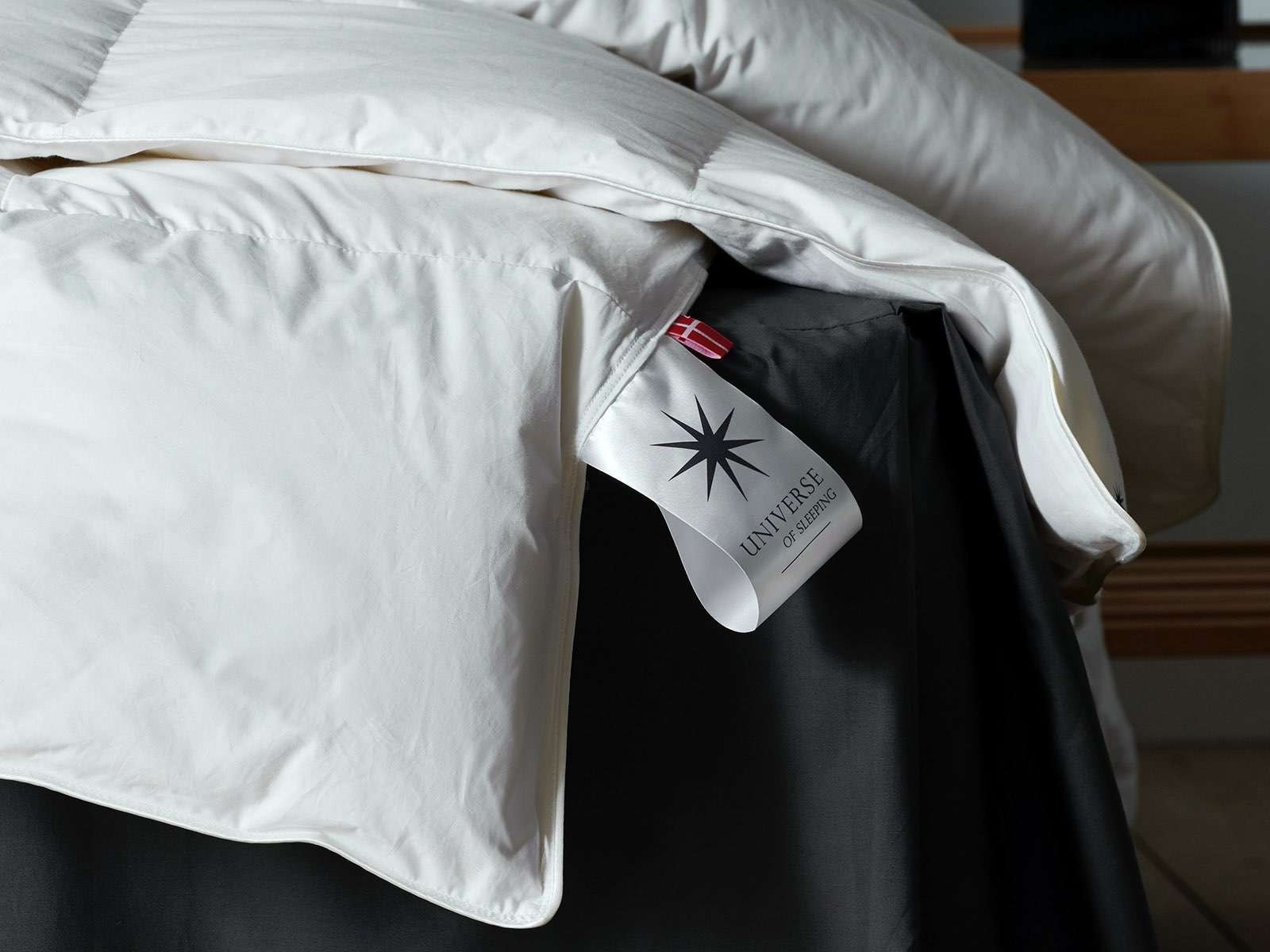 Universe of sleeping Kunstfaserbettdecke »Pegasus, pflegeleicht, Allergikergeeignet, 3 Wärmekl., Made in Denmark«, warm, Füllung Mischung aus 50% Polyesterfasern & 50% Europäische Feder-Daunenfüllung, (1 St.)