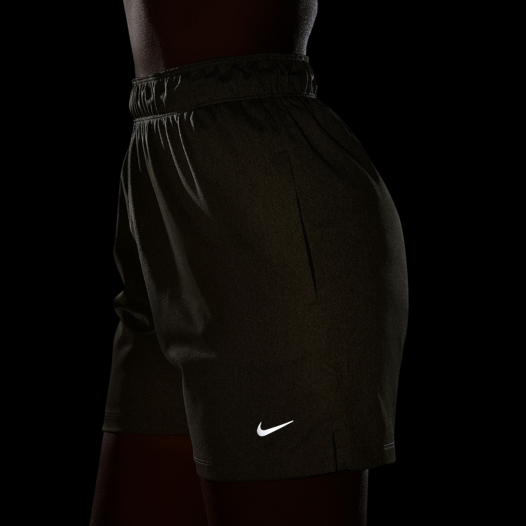 Nike Trainingsshorts »DRI-FIT ATTACK WOMEN'S MID-RISE UNLINED SHORTS«