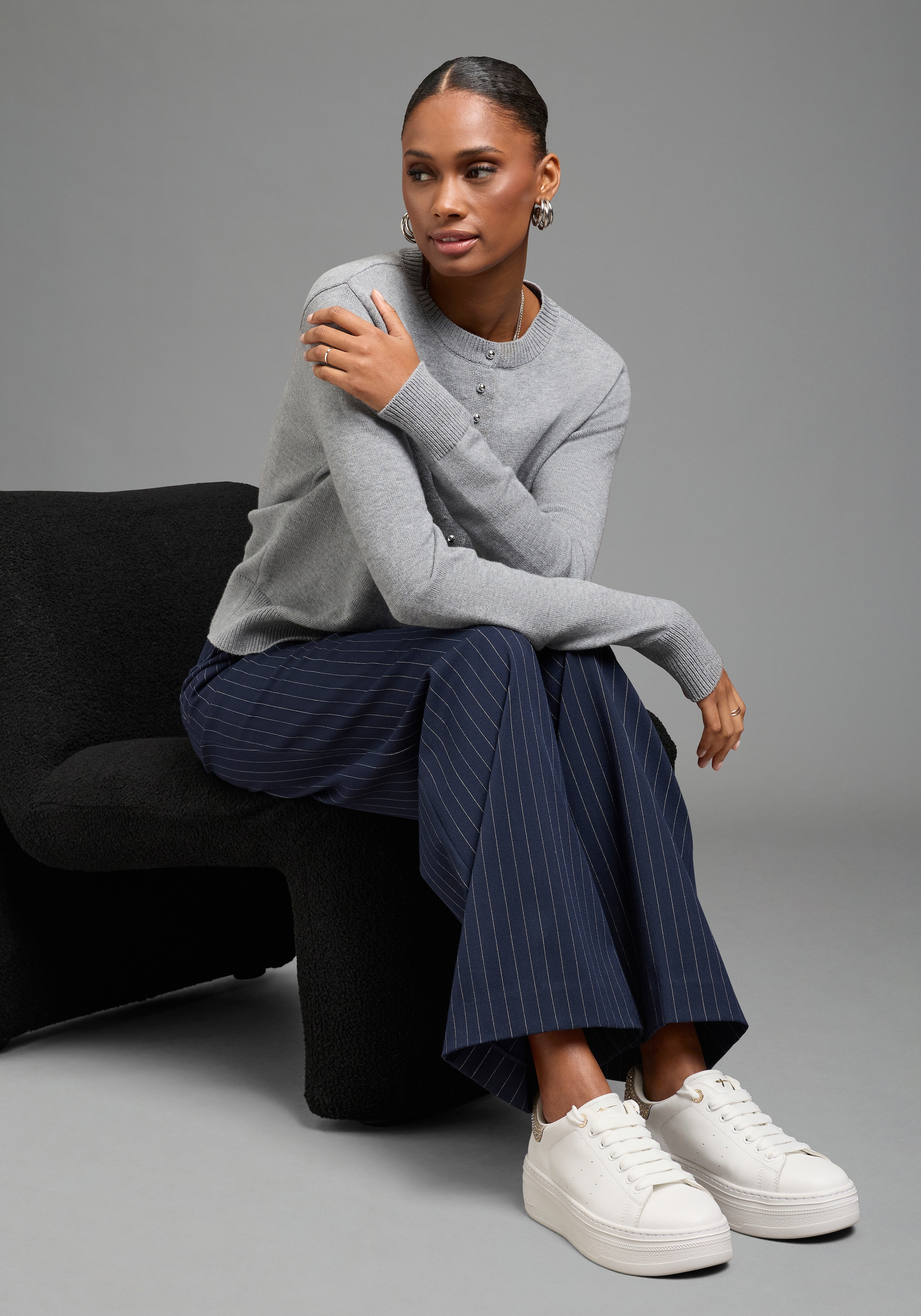 Bruno Banani Cardigan »mit markanten Knöpfen« figurbetonte Passform, hüftlange Schnittform, mit Rundhalsausschnitt