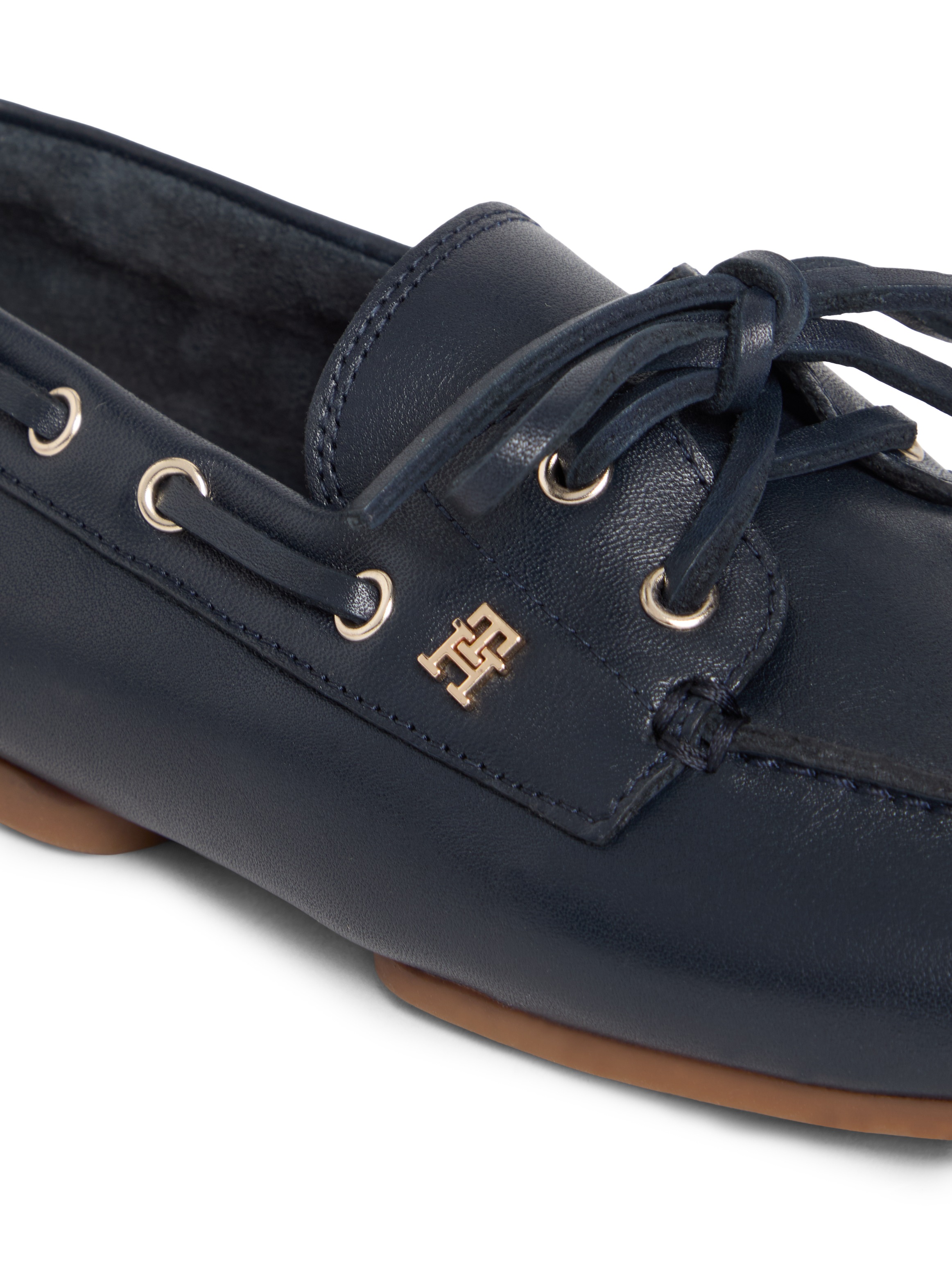 Tommy Hilfiger Bootsschuh »TH SLEEK LEATHER BOAT SHOE«  Bootsschuh, Businessschuh mit Blockabsatz und Ösen mit Durchzug