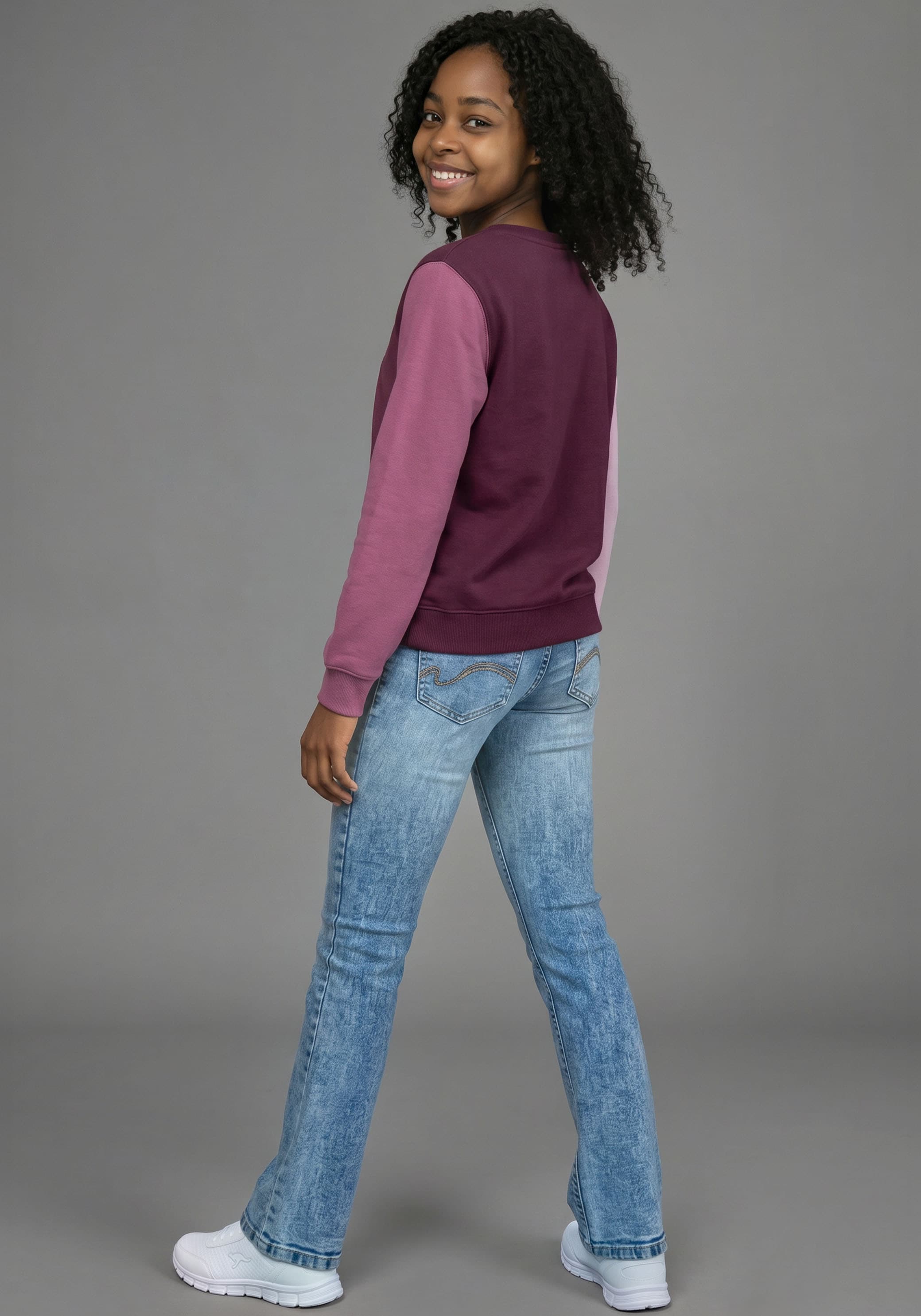 KangaROOS Sweatshirt »Sweatshirt mit kontrastfarbigen Ärmeln und KangaROOS Stickerei«, Sweatshirt in Colorblocking-Design, Mama&Me Style
