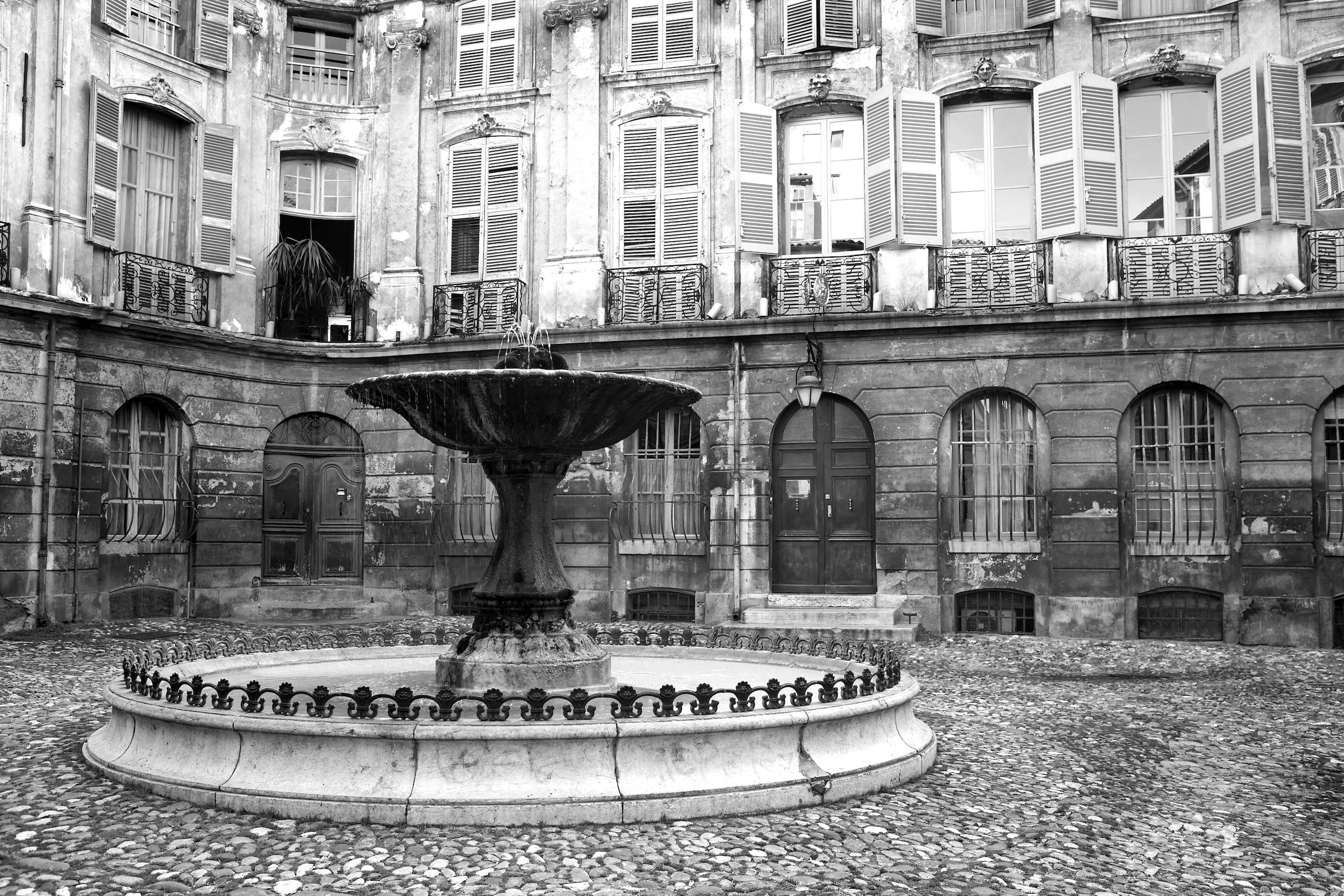 Papermoon Fototapete "Brunnen Schwarz & Weiß"