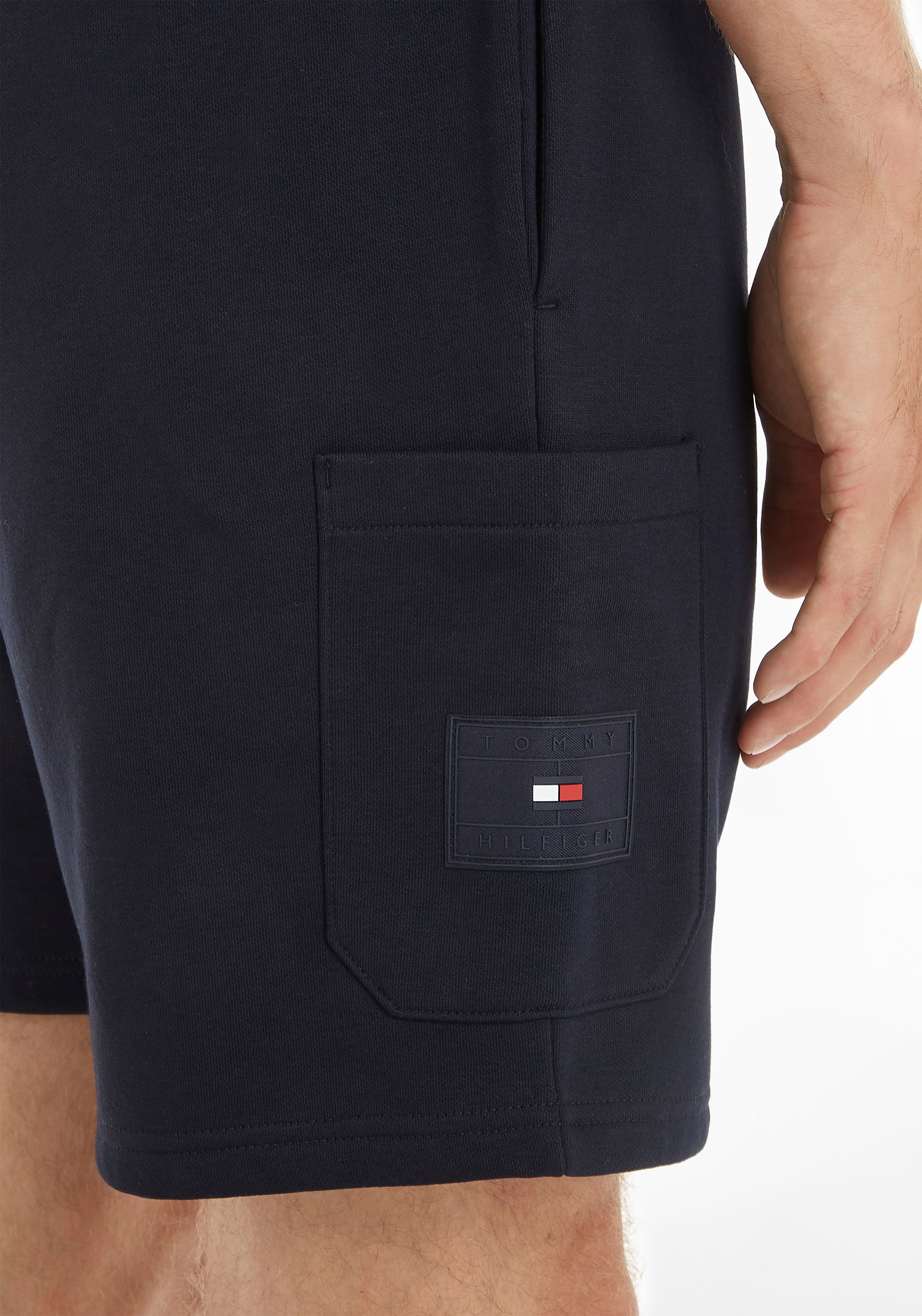 Tommy Hilfiger Stoffhose »BADGED GRAPHIC CARGO SHORT«, mit Tommy Hilfiger Markendesign