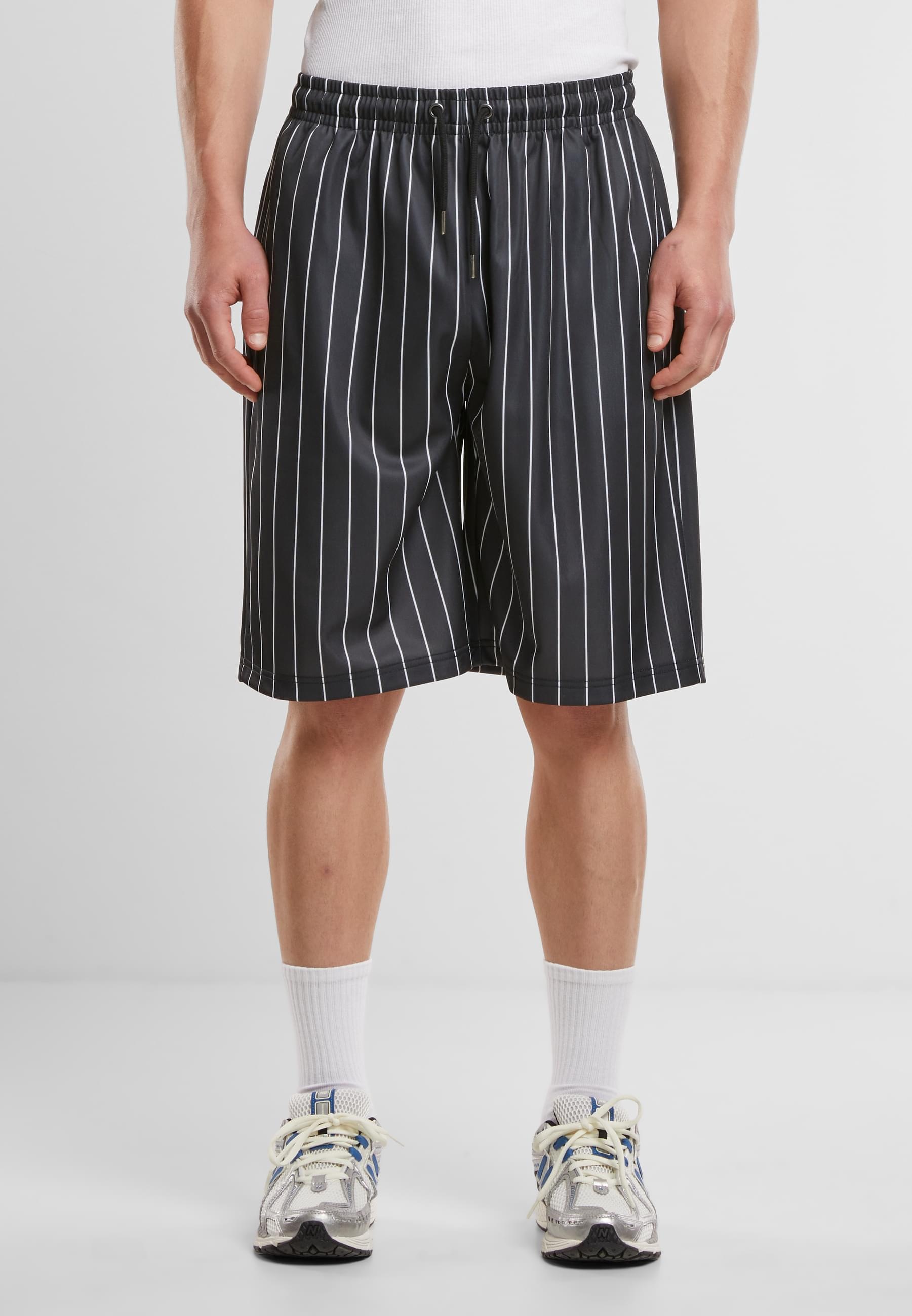 URBAN CLASSICS Shorts »Urban Classics Pinstripe Trackshorts«, (1 tlg.)