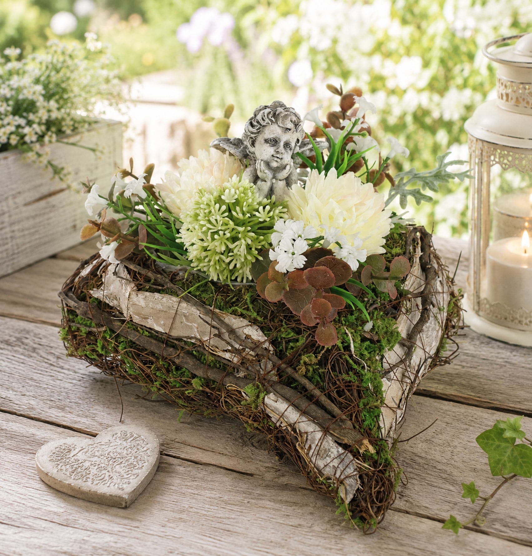 OTTO home Kunstblume »Gesteck mit Chrysanthemen, Allium und Engel im Pflanz-Herz« Florales Herzgesteck mit weißen Kunstblumen und Engel