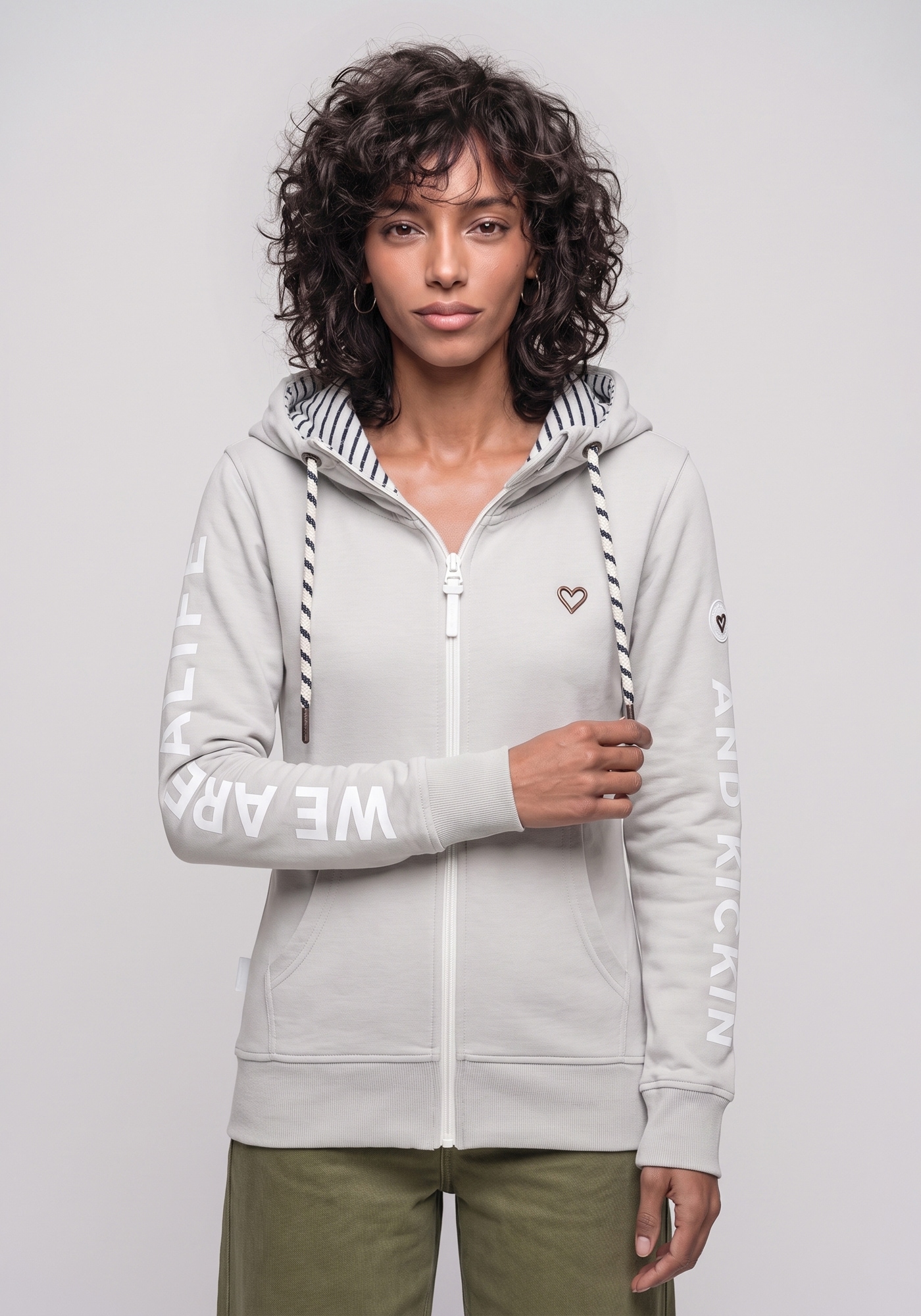 Alife & Kickin "JessyAK A" leichte Kapuzensweatjackemit Logo-Schriftzug auf den Ärmeln