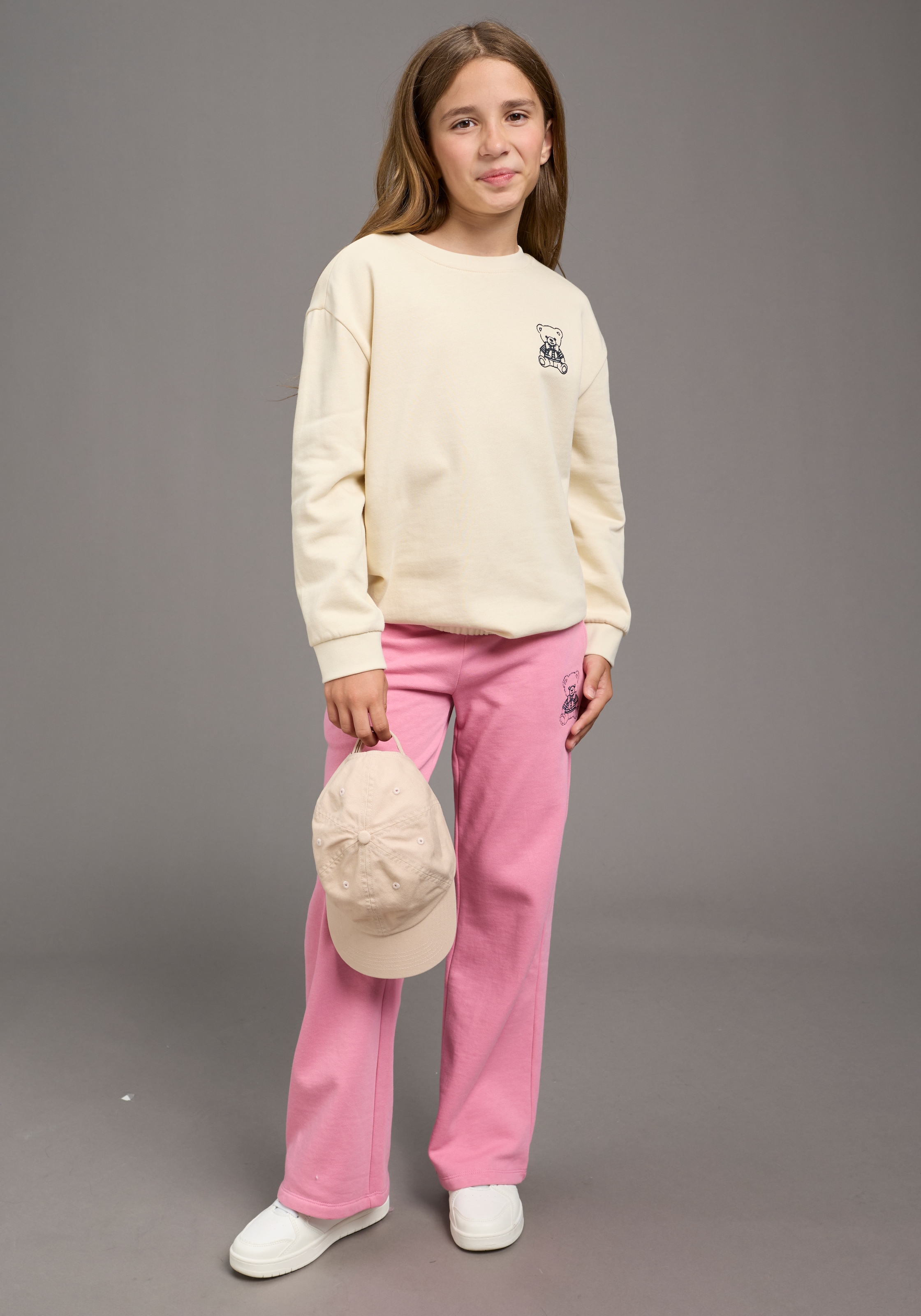 KIDSWORLD Sweatshirt »Modisches Sweatshirt mit Bär-Stickerei«, Sweat mit süßem Bär, kuschelig weich angeraute Qualität
