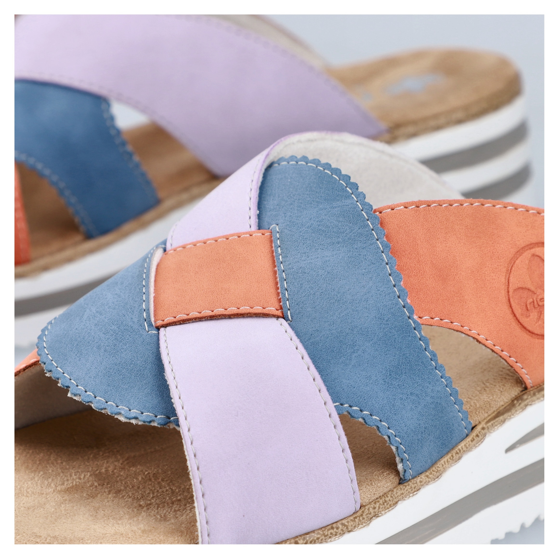 Rieker Pantolette, Sommerschuh, Strandschuh, Hausschuh mit zweifarbiger Plateausohle