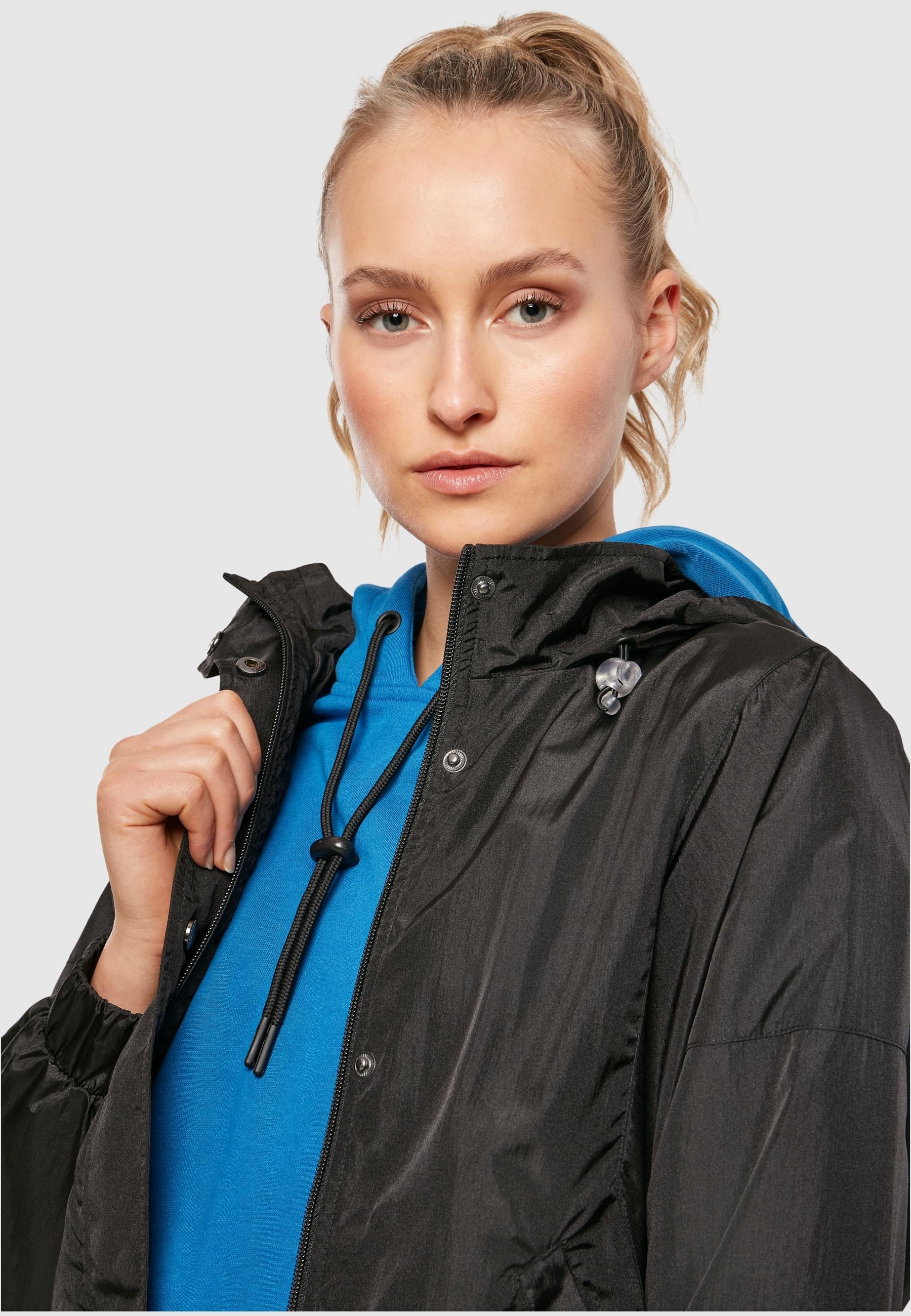 URBAN CLASSICS Allwetterjacke »Urban Classics Damen Ladies Oversized Shiny Crinkle Nylon Jacket«, (1 St.), mit Kapuze