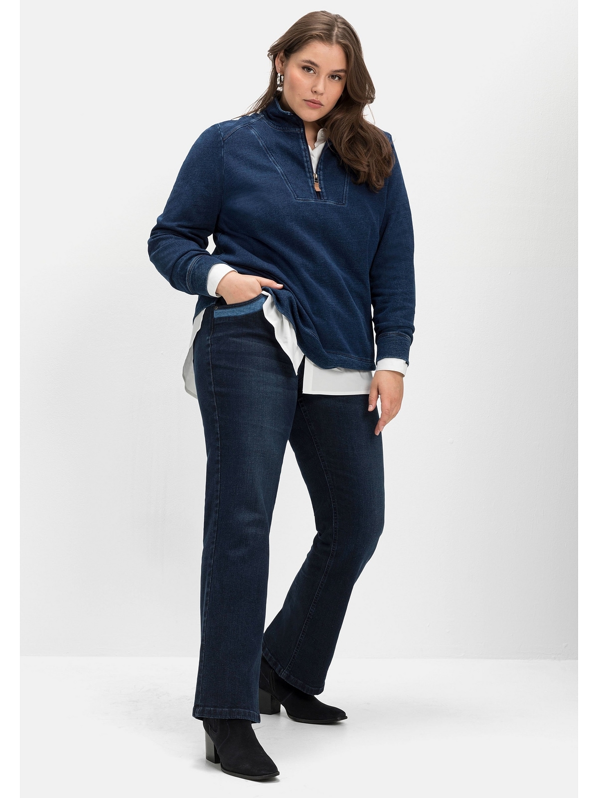Sheego Bootcut-Jeans Größen«, und Bein bestellen »Große Tasche BAUR Kontrastdetails mit an | für