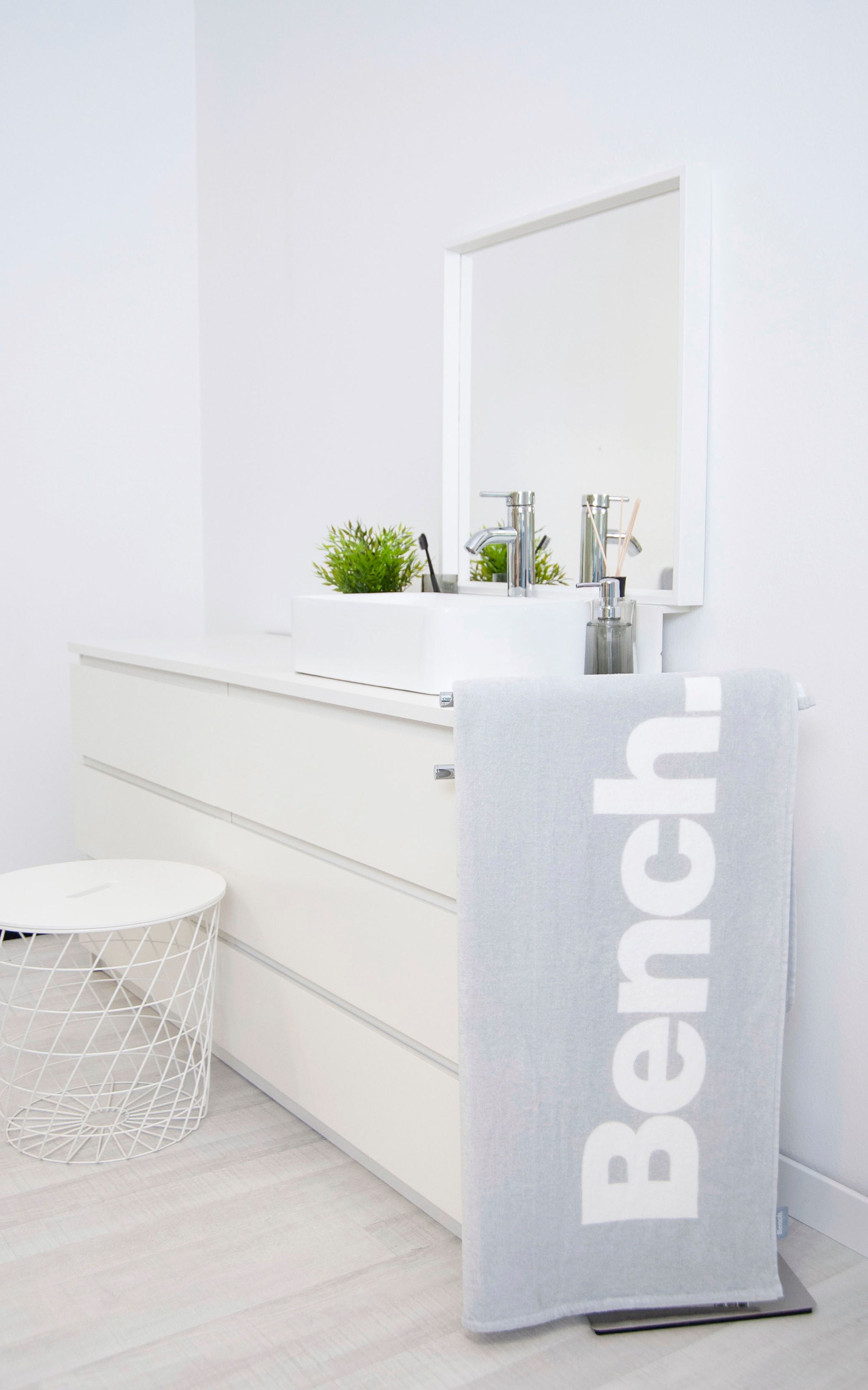 Bench. Strandtuch "Bench" mit dekorativem "Bench" Schriftzug günstig online kaufen