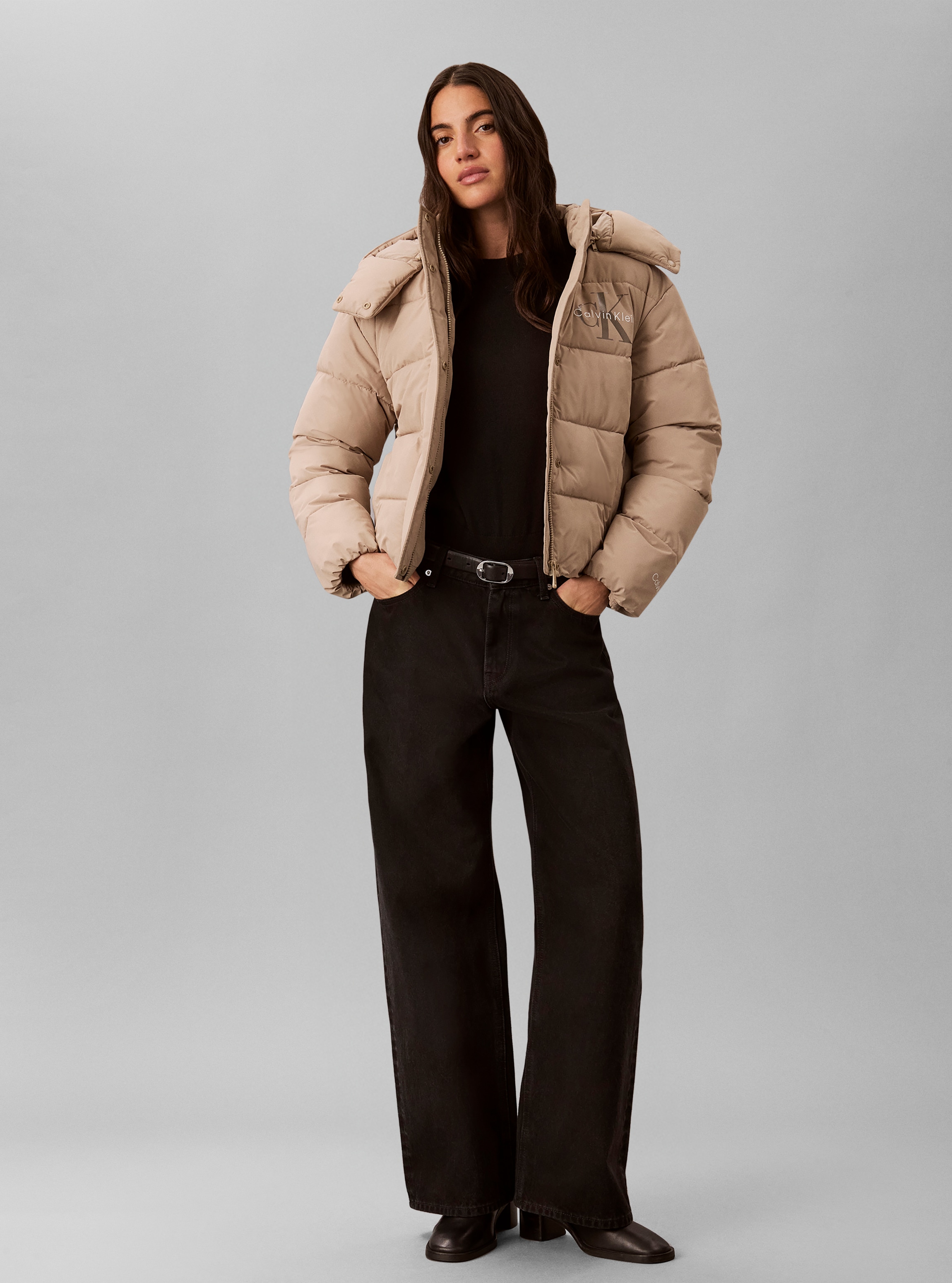 Calvin Klein Jeans Steppjacke »MATTE MONOLOGO SHORT PUFFER« mit Kapuze Mit Kapuze, Logoschriftzug