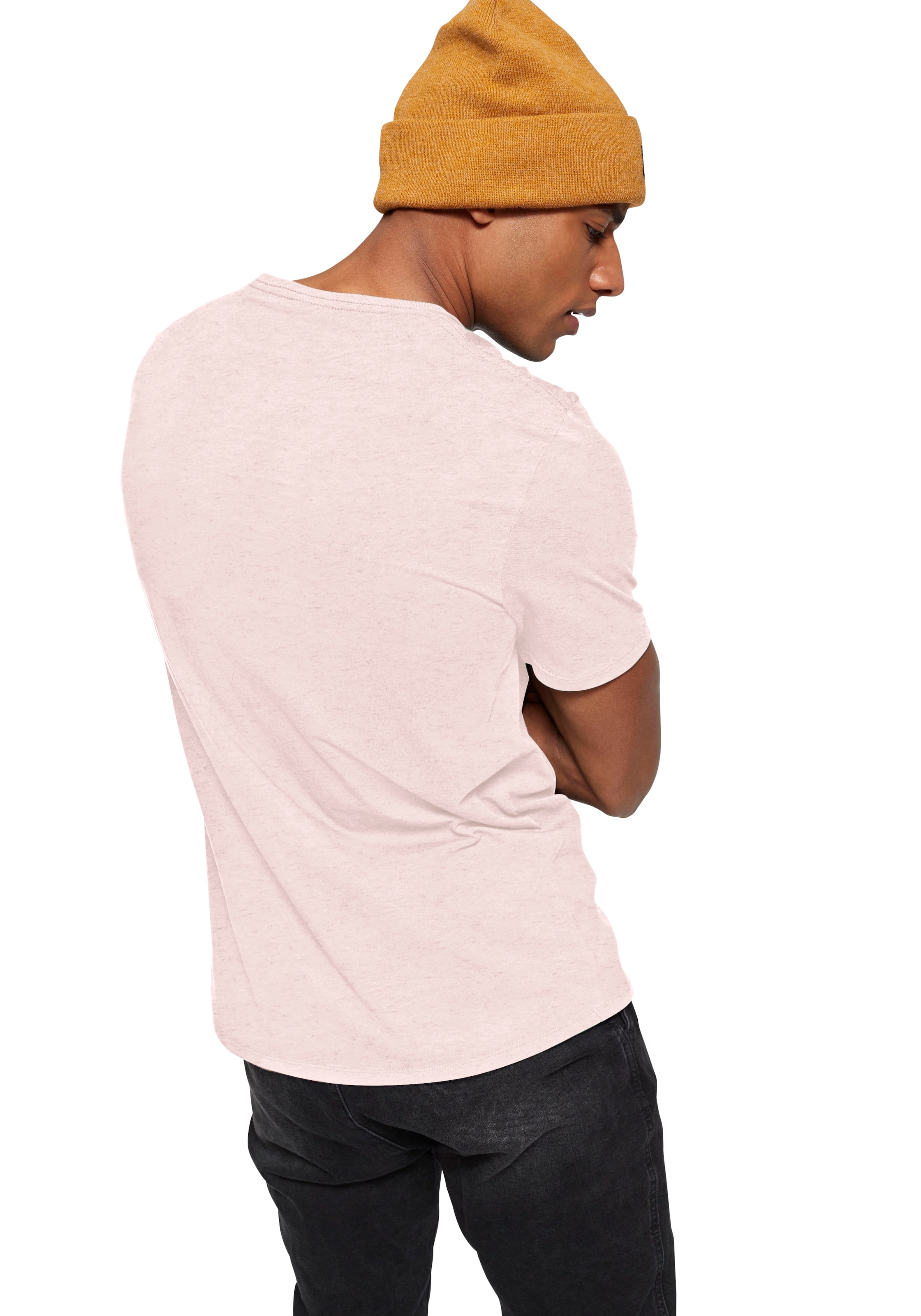 Converse T-Shirt »UNISEX CONVERSE GO-TO STAR CHEVRON LOGO STANDARD FIT T-SHIRT« mit eingefasster Kante am Rundhalsausschnitt, Kurzarm-Design