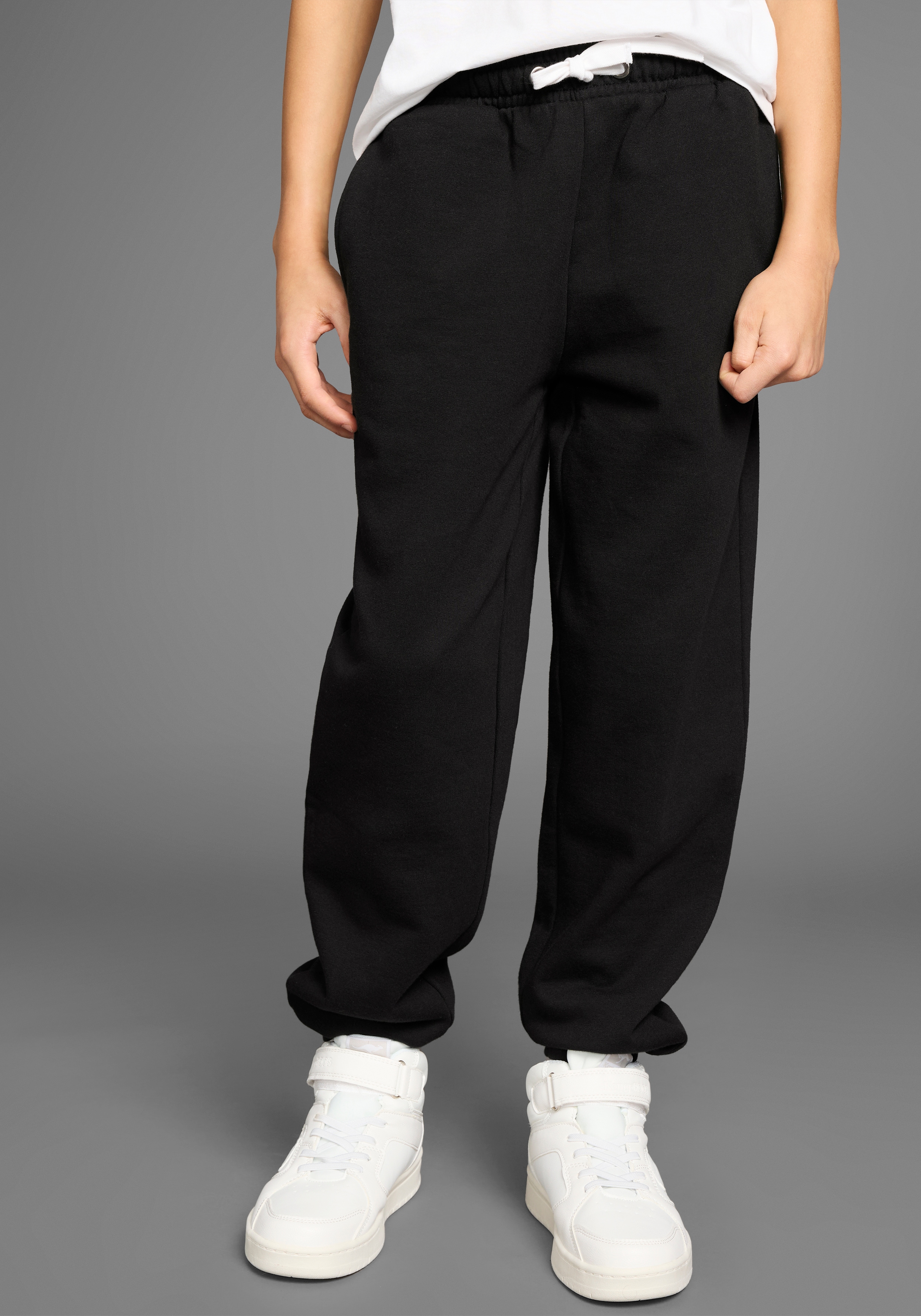 KangaROOS Sweathose "Joggingshose mit KangaROOS Logo-Stickerei" Must-Have Basic Sweathose mit kleiner Logo-Stickerei