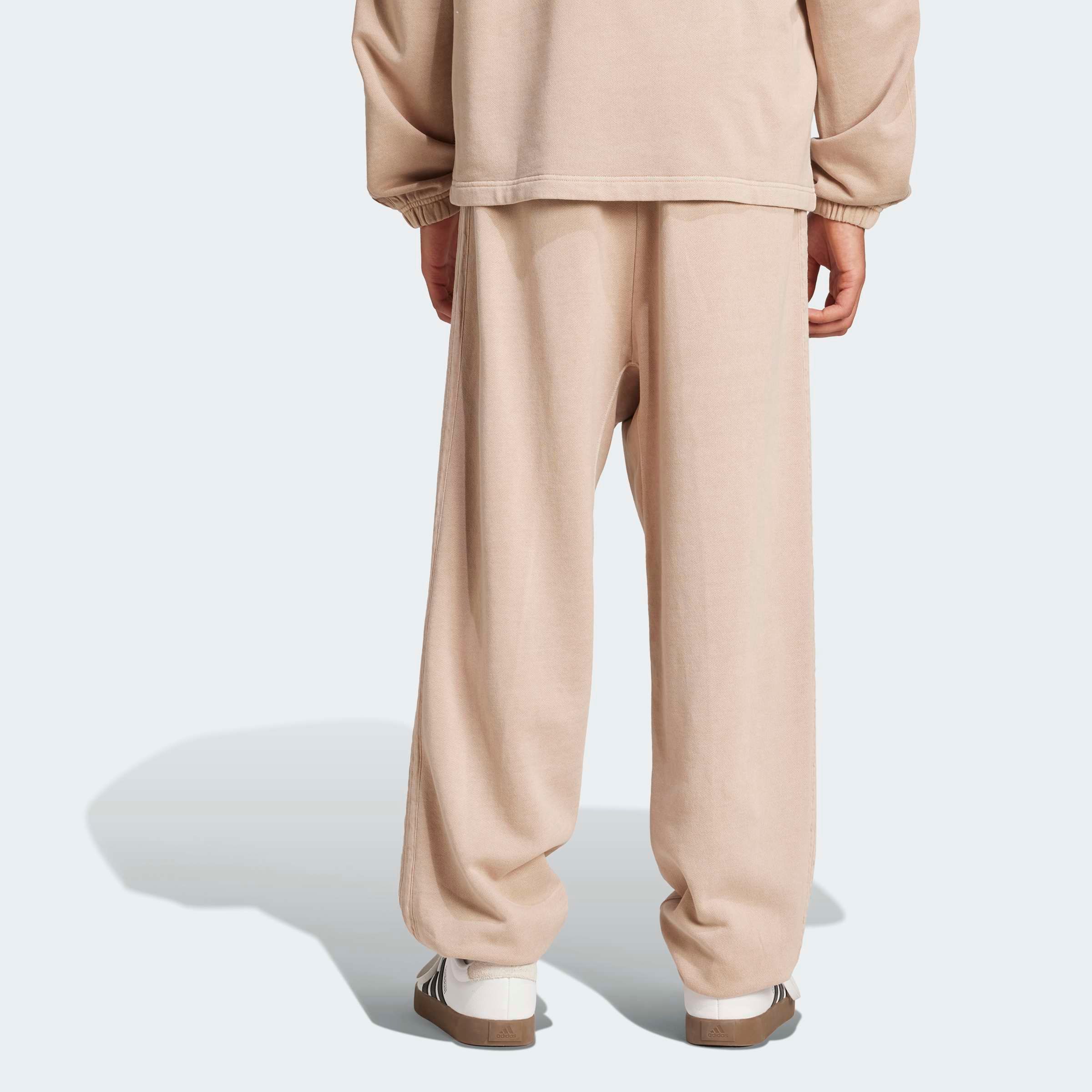 Thumbnail - adidas Sportswear Sporthose "ALL SZN FRENCH TERRY WASHED LOOSE" mit gesticktem 3-Streifen-Logo, aus French Terry