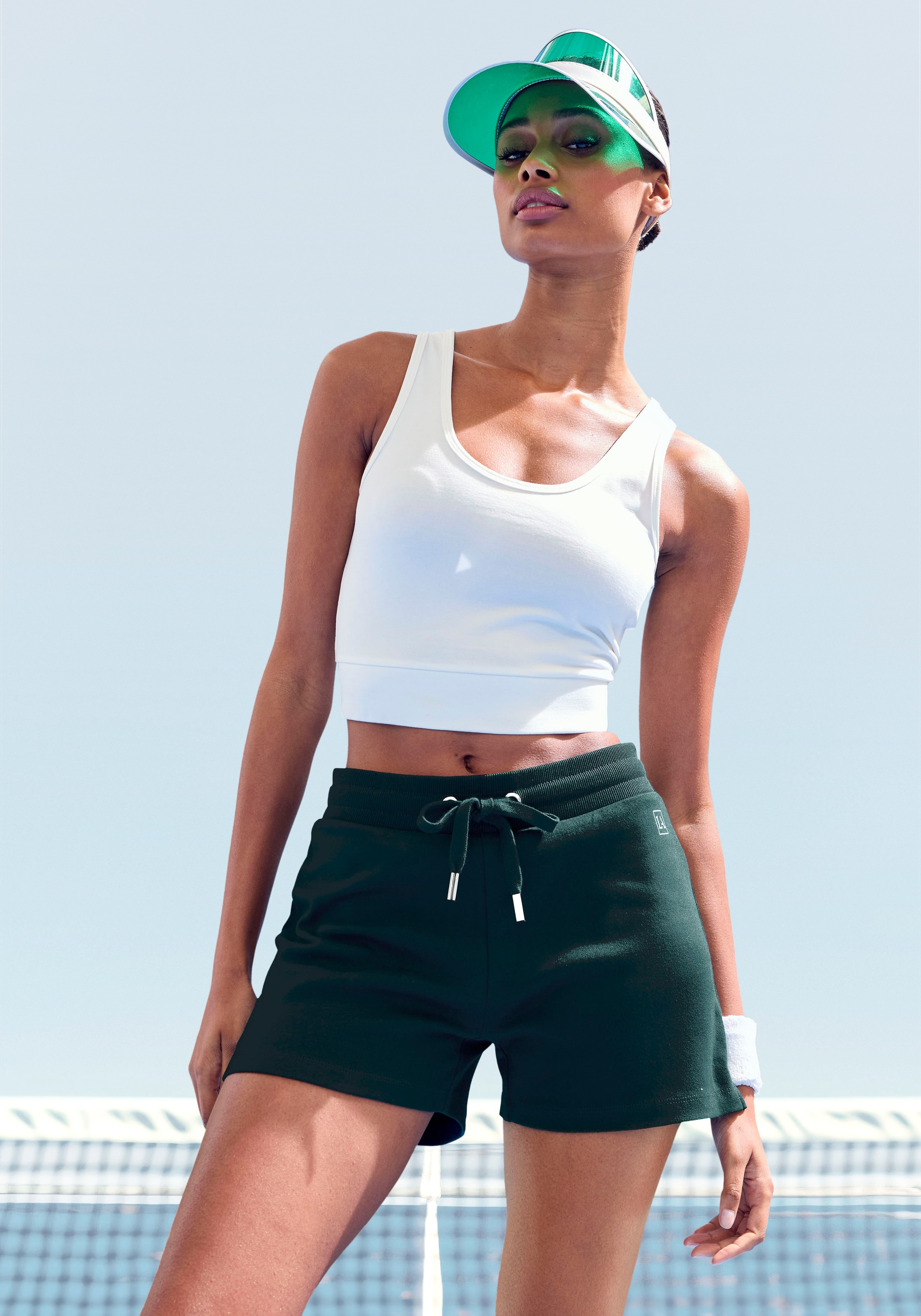 LASCANA ACTIVE Shorts, mit kleinen Seitenschlitzen günstig online kaufen