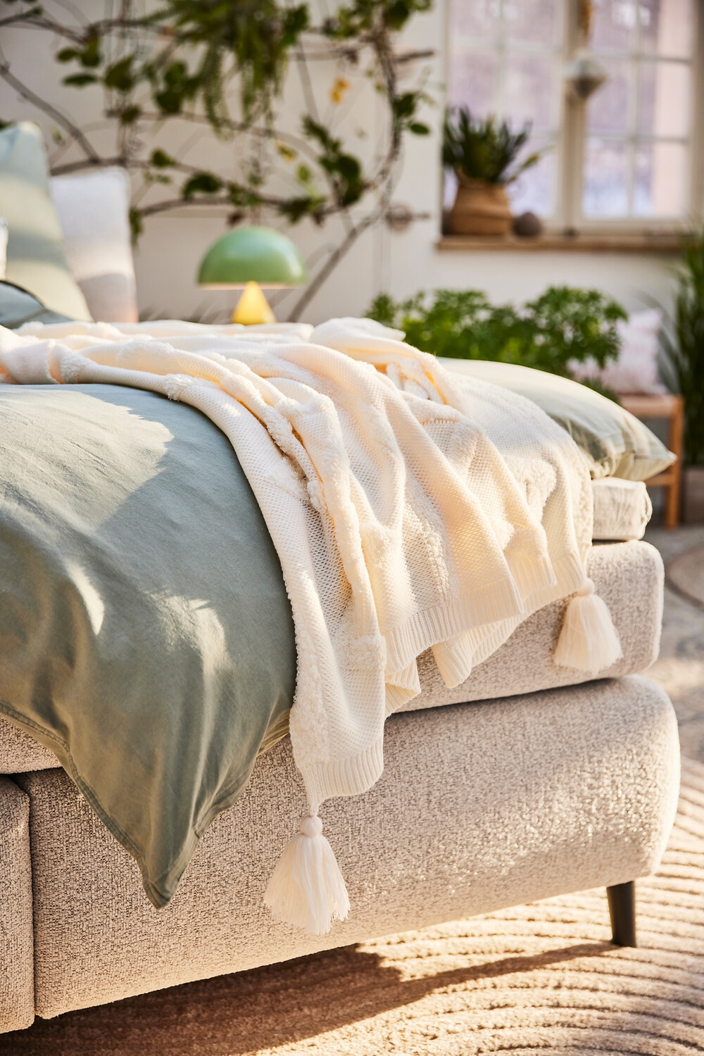 Primera Tagesdecke »Kuscheldecke Boho« mit trendigen Bommeln