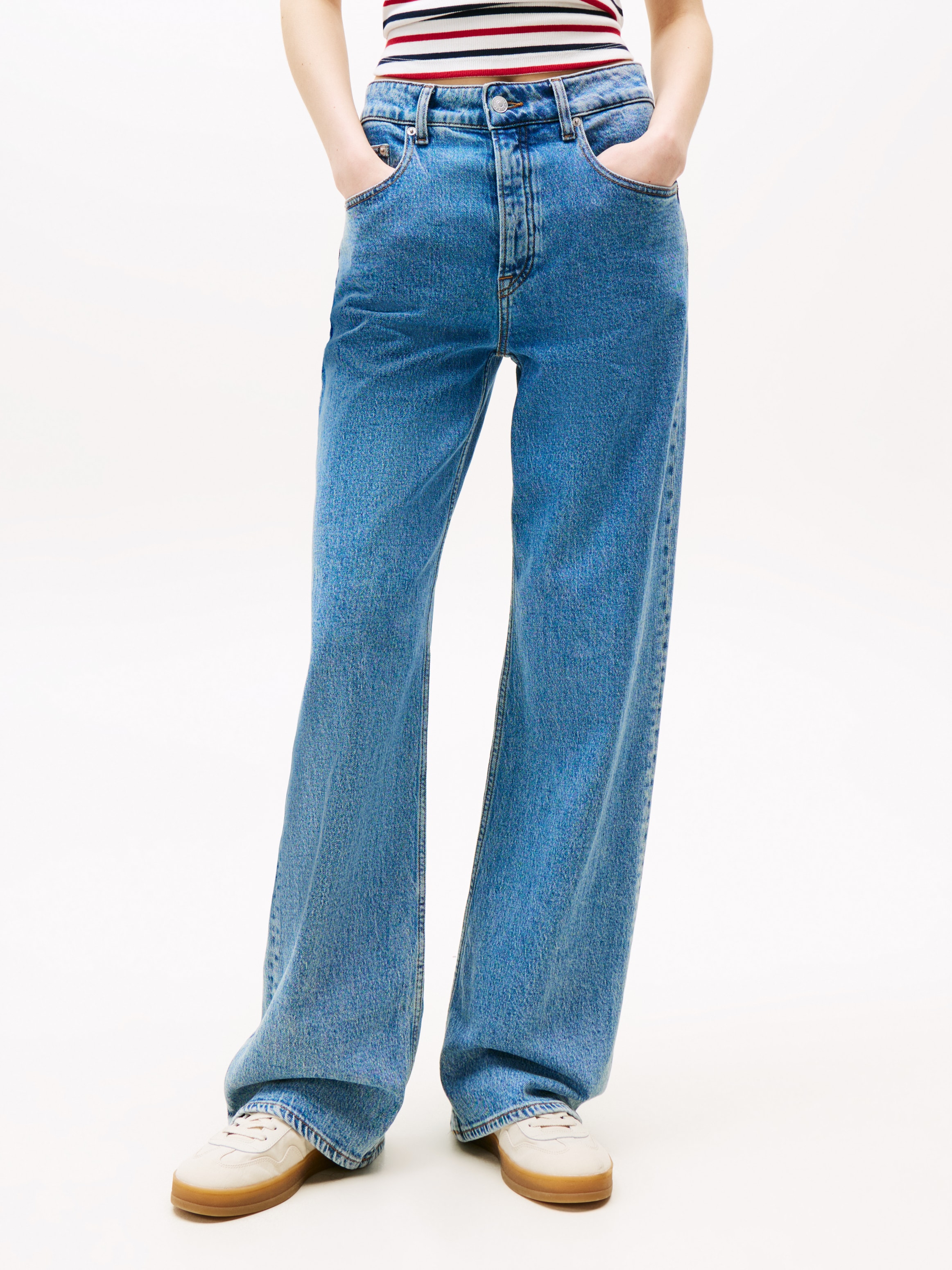 Tommy Jeans Relax-fit-Jeans »Mia Mid Rise Relaxed Straight«, in blauer Waschung, mit Hammerschlaufe