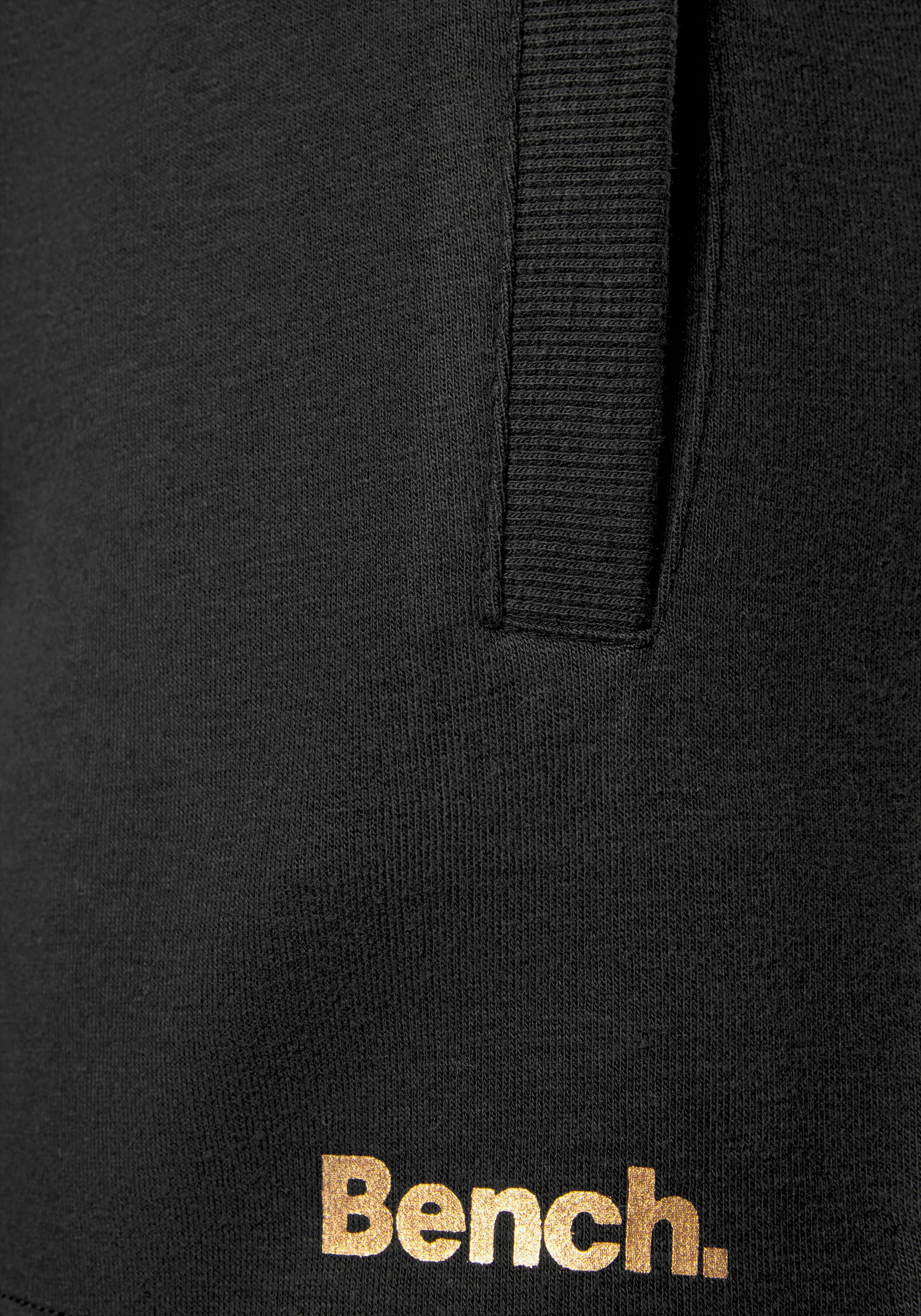 Bench. Loungewear Relaxshorts »-Kurze Sweathose«, mit kurzen Seitenschlitzen und seitliche Taschen, Loungeanzug