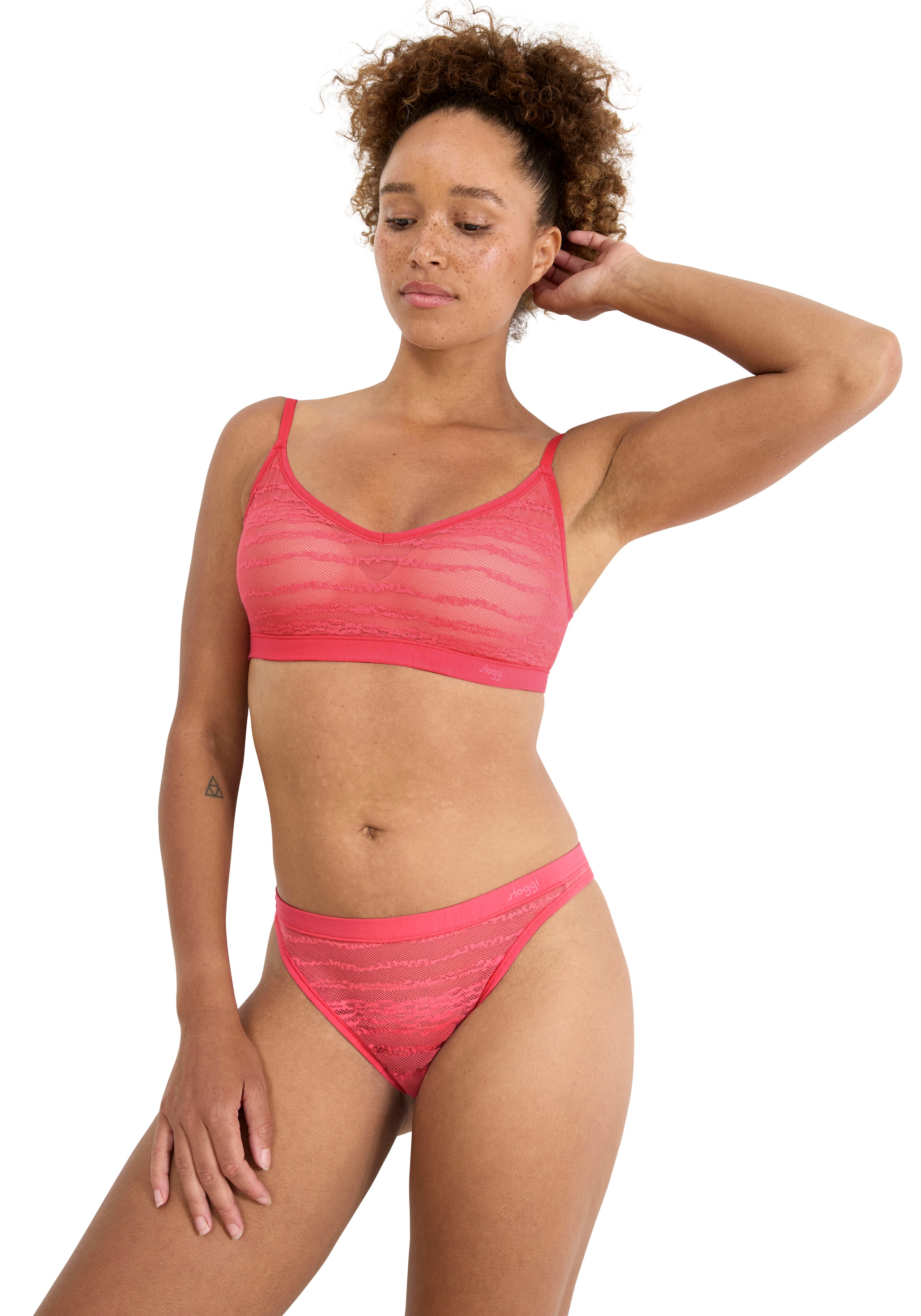 sloggi String »FREE Evolve« super weich, dehnfähig, Spitzendetails