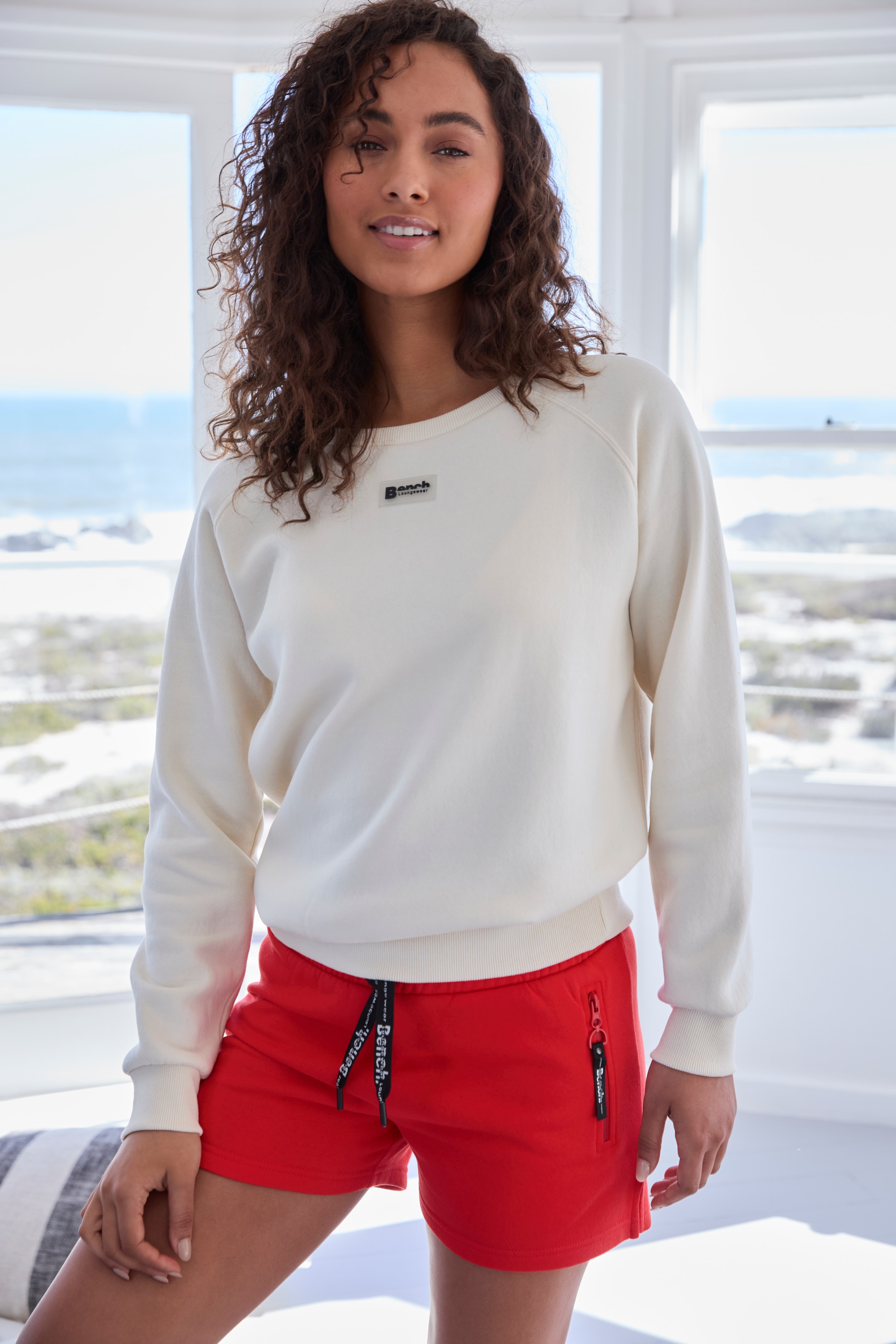 Bench. Loungewear Sweatshorts, mit seitlichen Schlitz günstig online kaufen