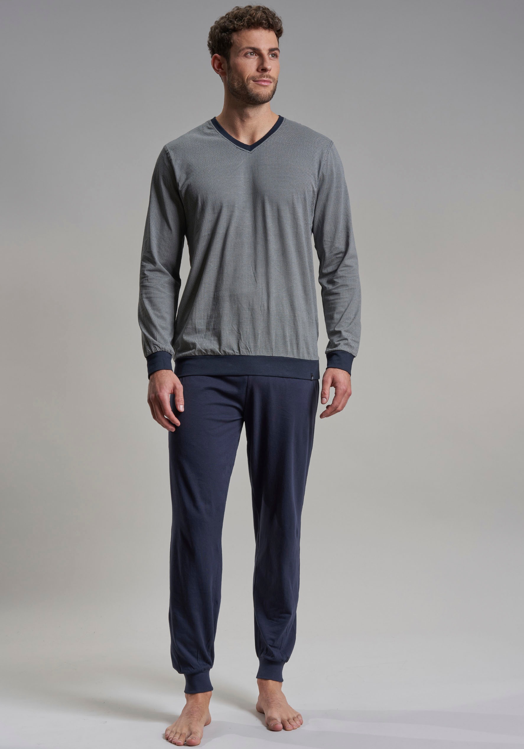 bugatti Pyjama "Genua", 2 Stk. V-Ausschnitt, Langarm, lange Hose, mit Logo, günstig online kaufen