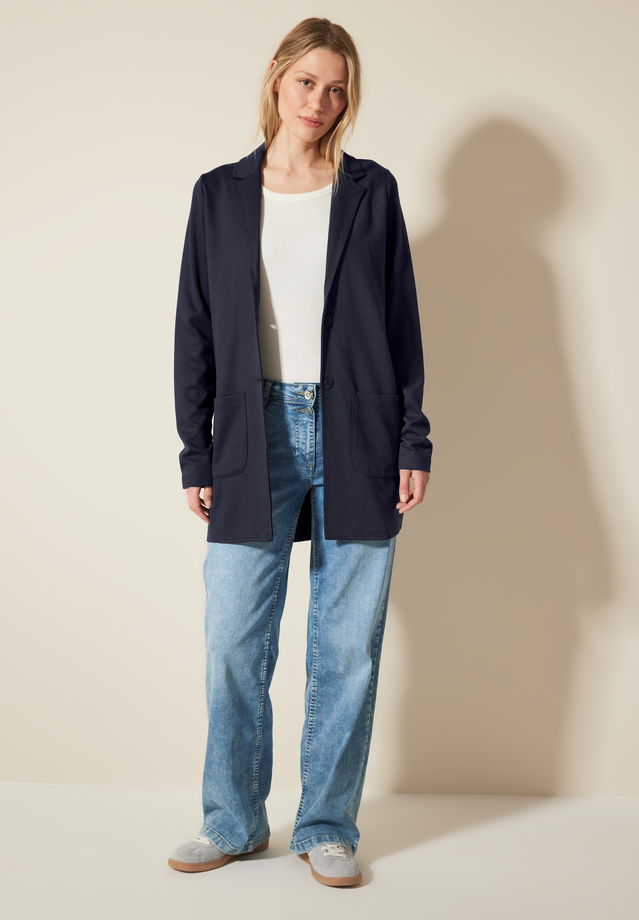 Cecil Longblazer, mit Reverskragen