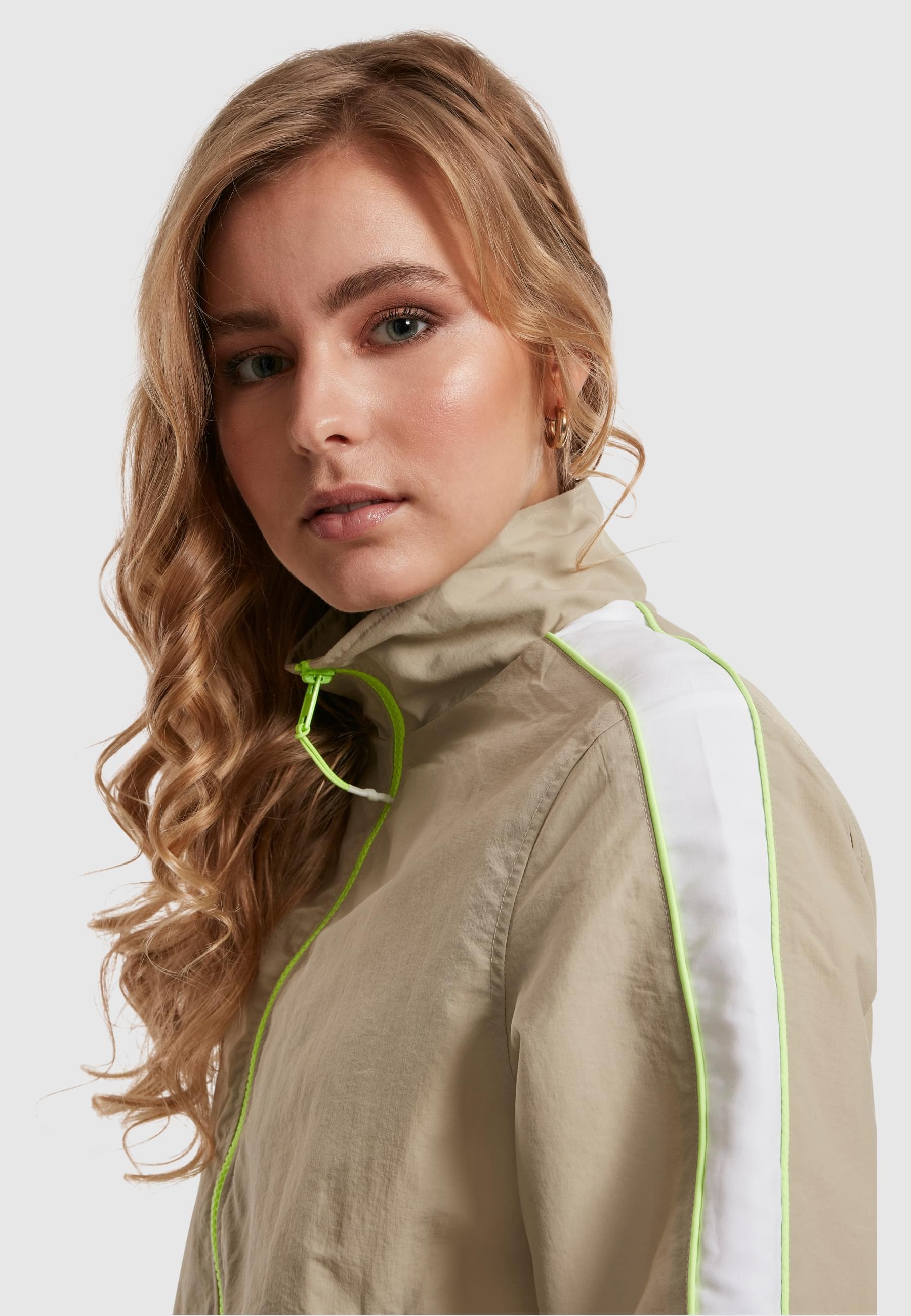 URBAN CLASSICS Allwetterjacke »Urban Classics Damen Ladies Short Piped Track Jacket«, (1 St.), ohne Kapuze