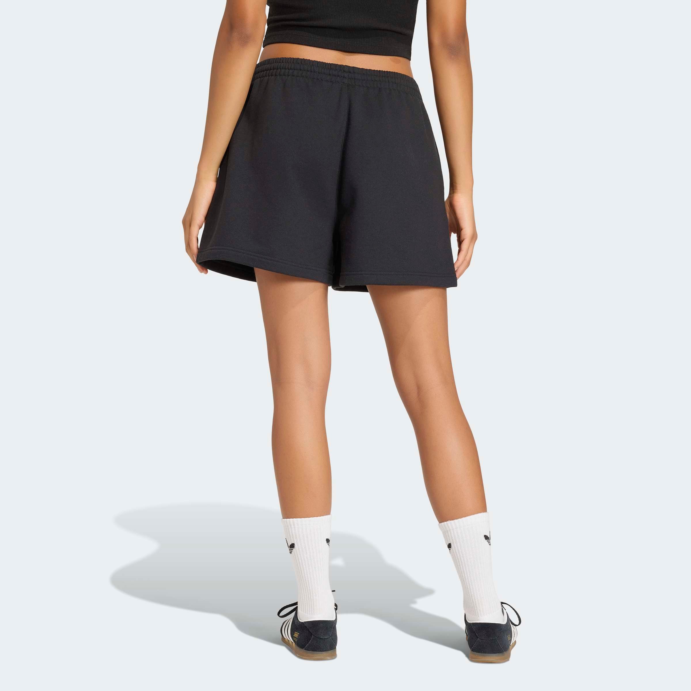 adidas Originals Shorts »ESS FL«  mit engem Schnitt, aus Baumwolle und Polyester