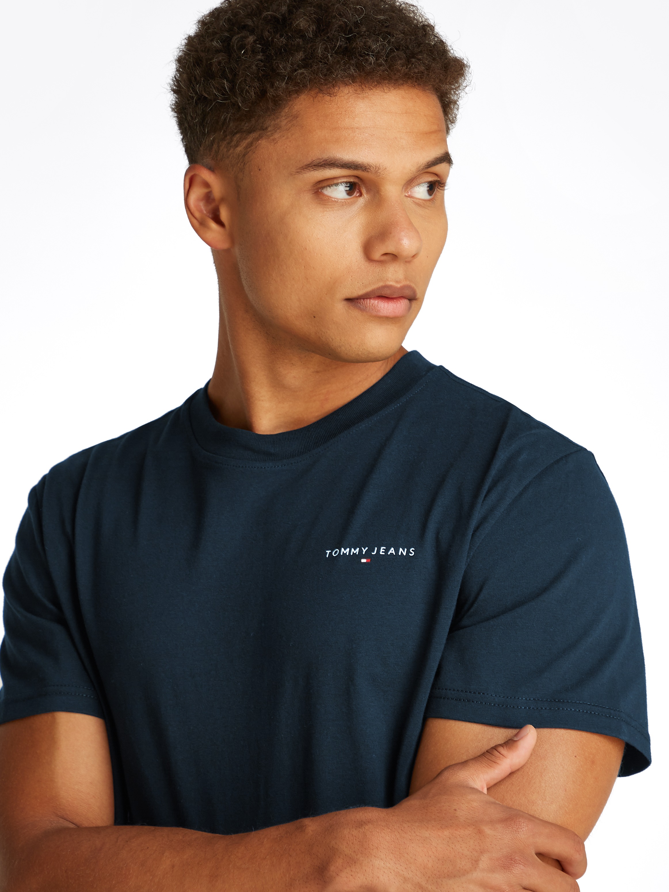 Thumbnail - Tommy Jeans "TJM SLIM LINEAR CHEST SS TEE EXT" mit Logodruck