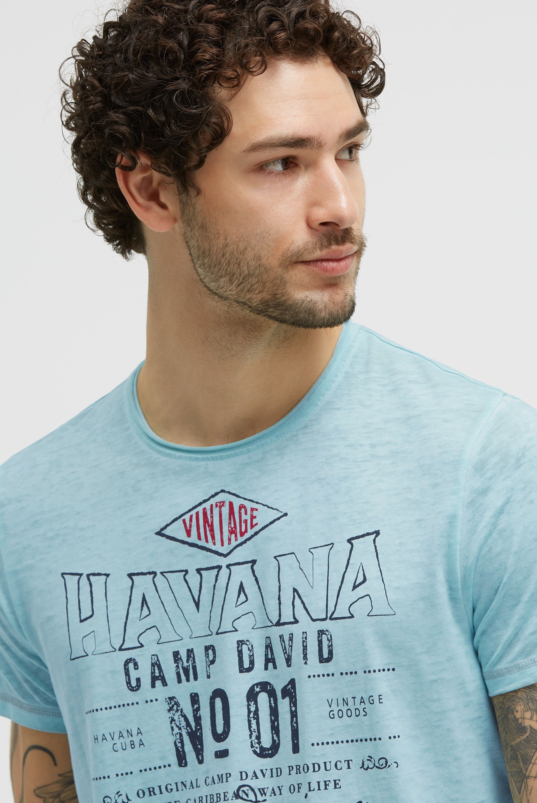 CAMP DAVID Rundhalsshirt mit offener Kante am Ausschnitt