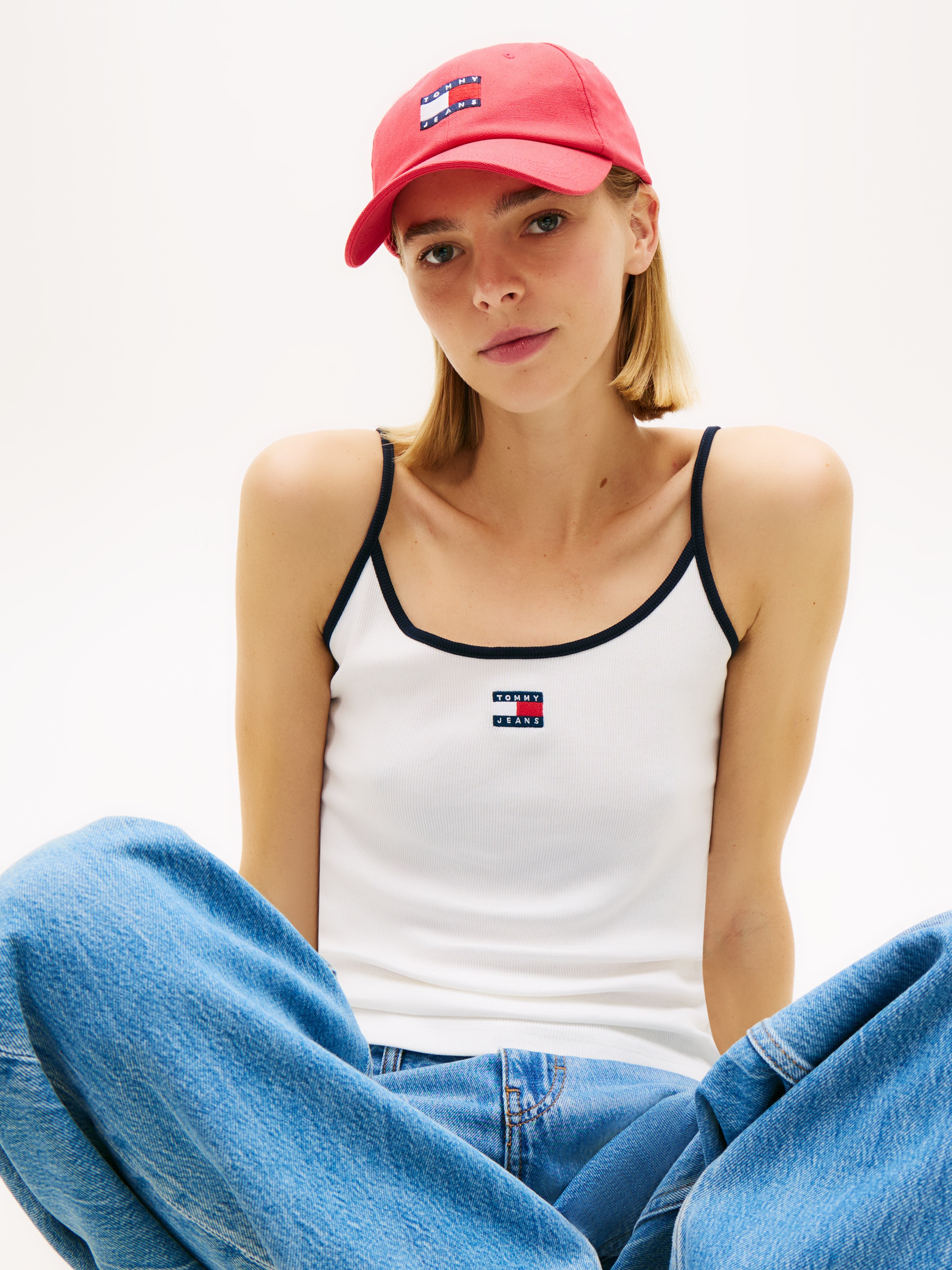 Tommy Jeans T-Shirt "TJW SLIM BADGE STRAPPY TOP" mit den auffälligen Kontra günstig online kaufen