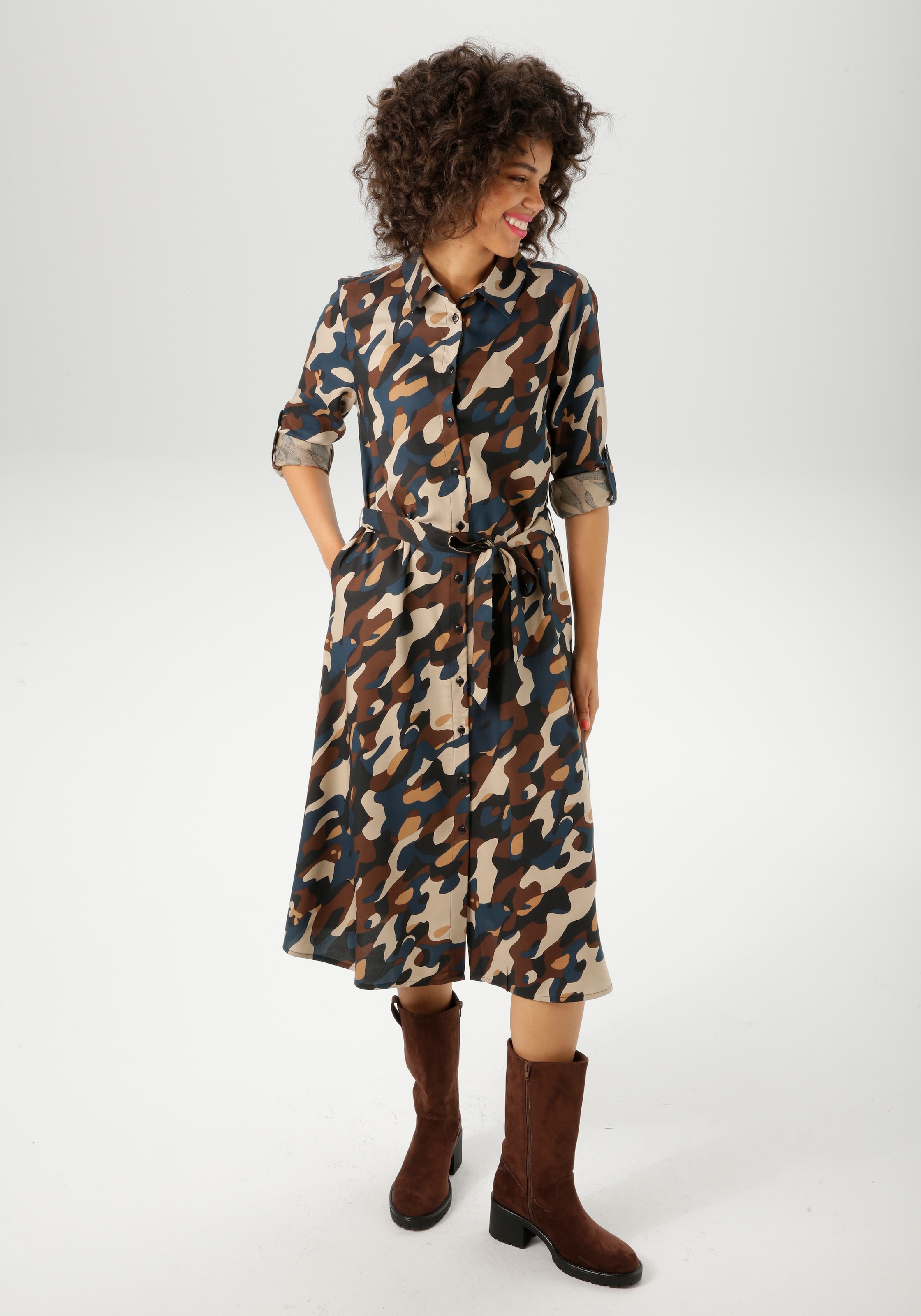 Aniston CASUAL Blusenkleid, (mit abnehmbarem Bindegürtel), mit trendfarbigen, grafischen Druck im Military-Look - NEUE KOLLEKTION