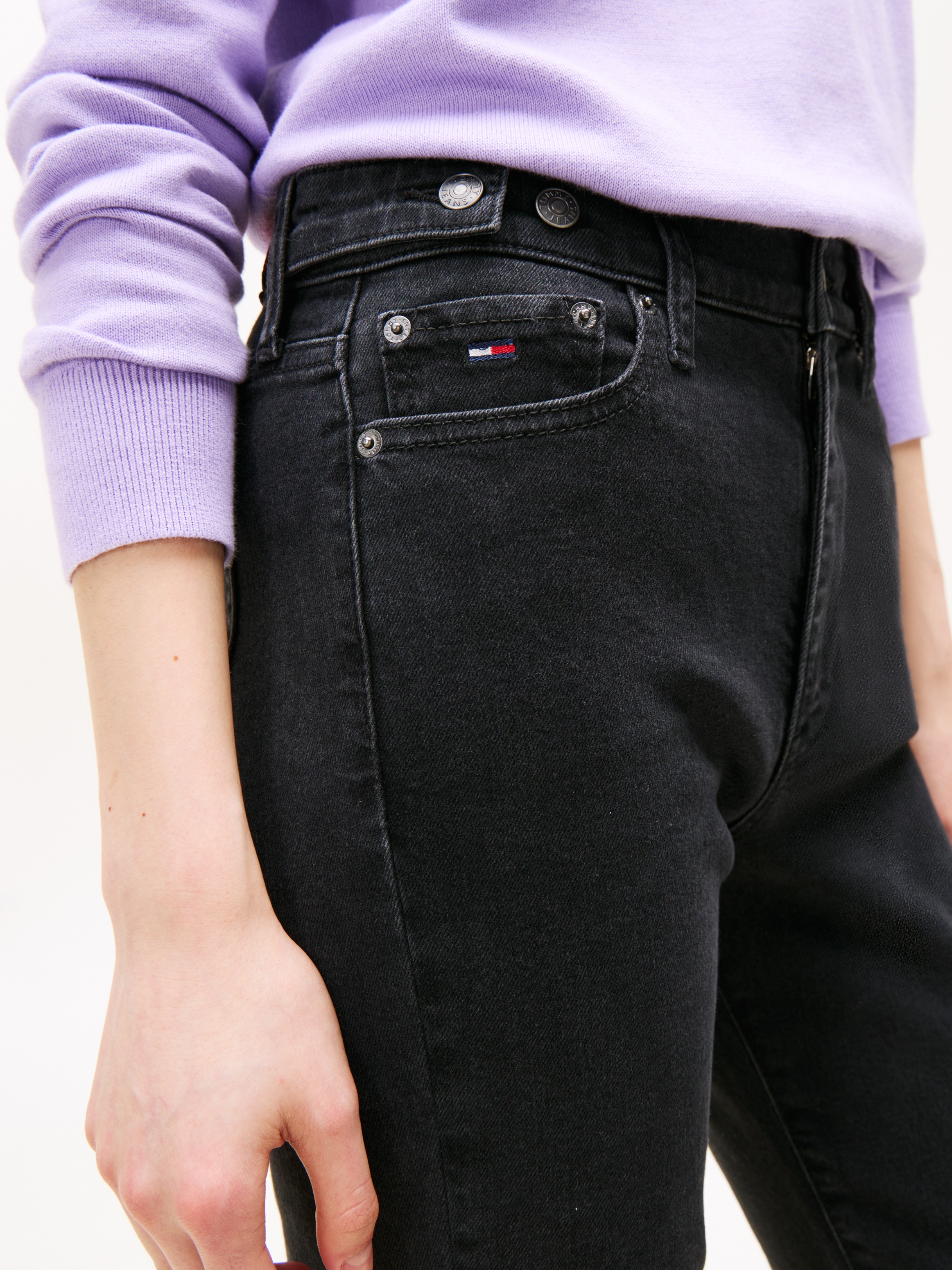 Tommy Jeans Bootcut-Jeans "SYLVIA HGH FLR", Weite Beinform und Logo Sticker günstig online kaufen