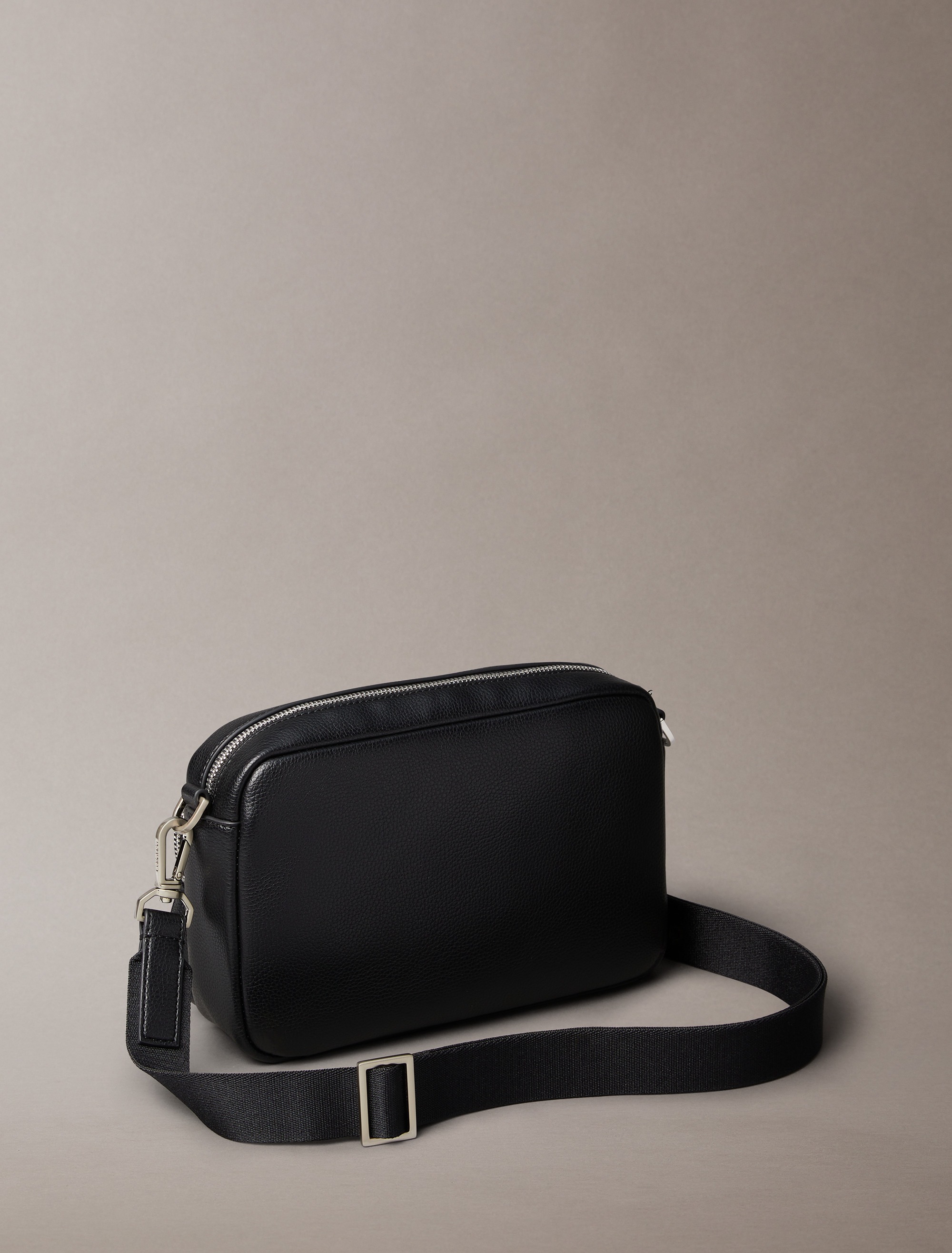 Kameratasche CALVIN KLEIN "RAISED CAMERA BAG", Herren, Gr. B/H/T: 22cm x 14cm x 8cm, schwarz, Lederimitat, unifarben, Taschen, Herren Umhängetasche, Bodybag, Schultertasche mit Logoschriftzug 3