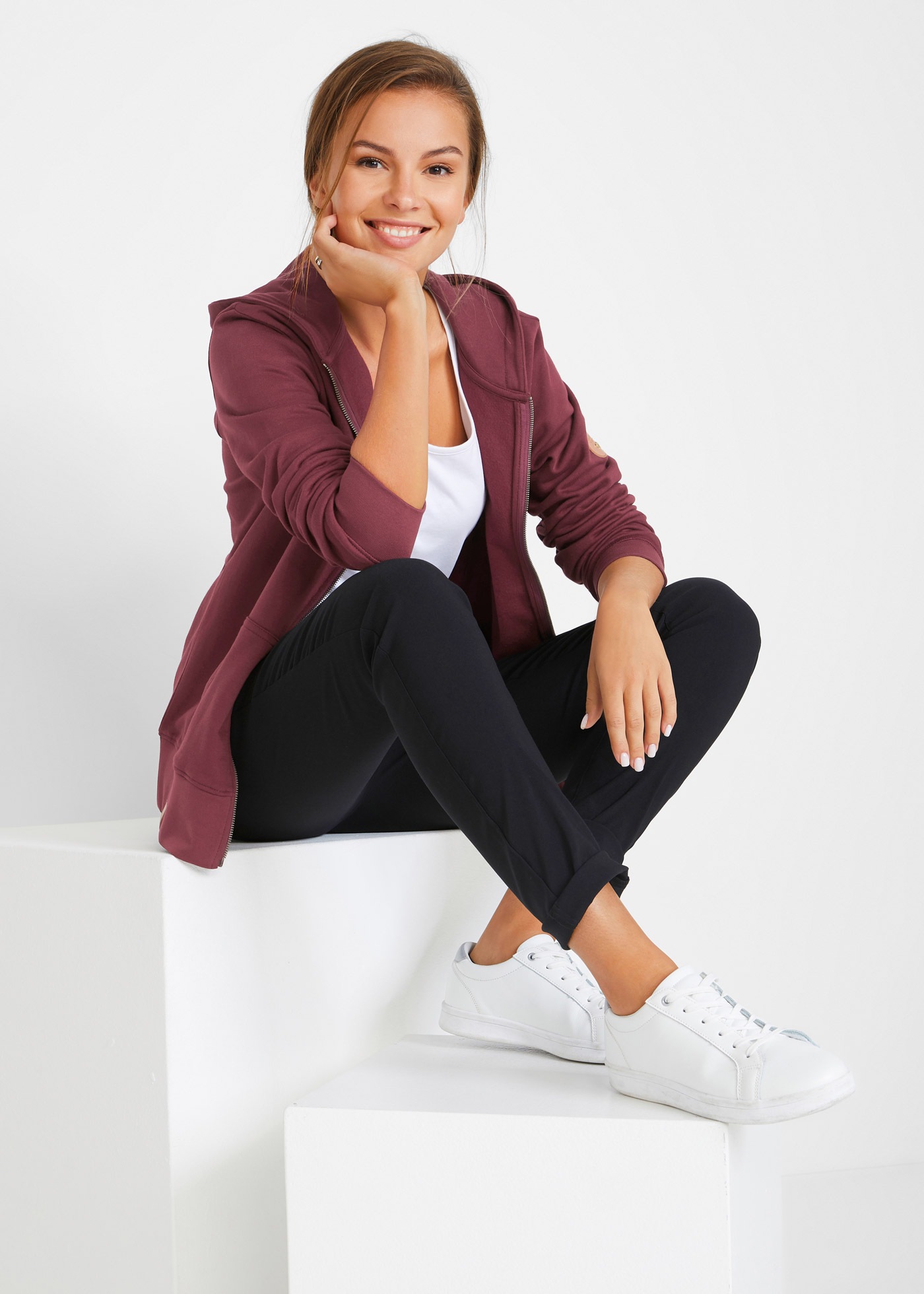 bonprix Kapuzensweatjacke mit Kapuze, mit Kängurutaschen, aus Baumwolle, mit Reißverschluss