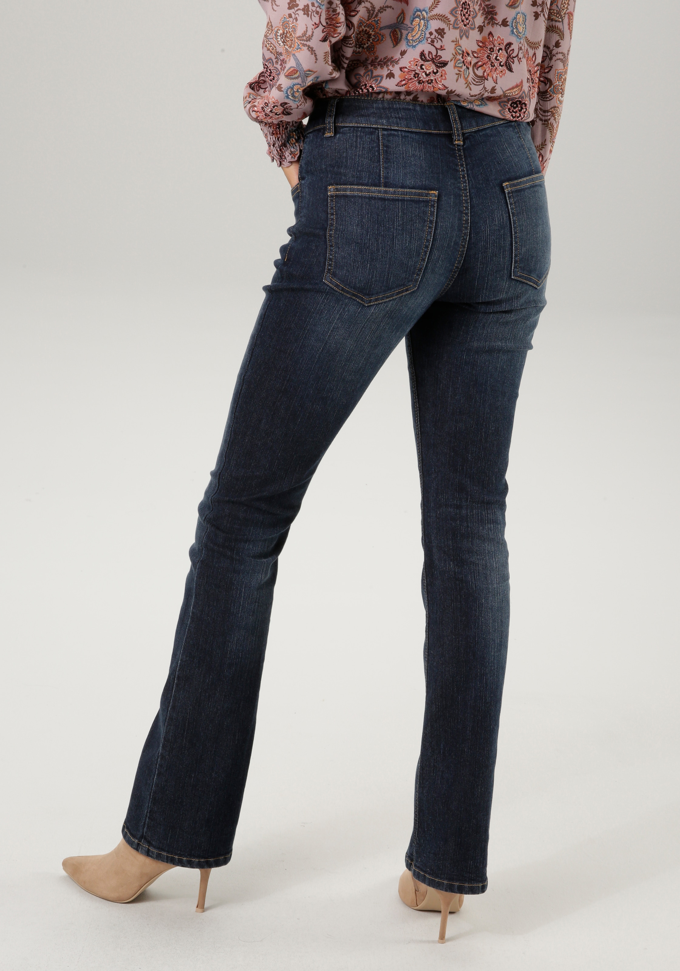 Aniston CASUAL Bootcut-Jeans, mit dekorativem Knopfverschluss günstig online kaufen